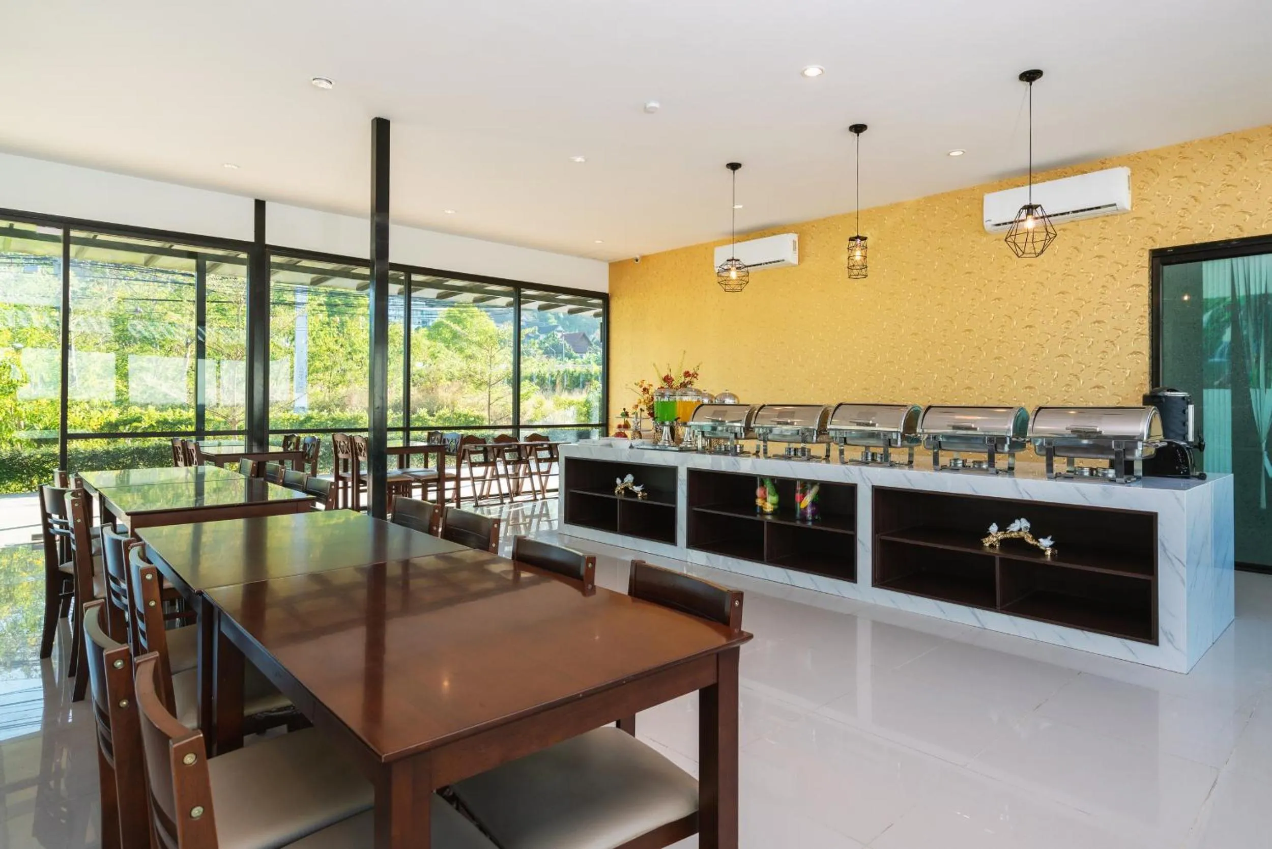 Restaurant/places to eat in Thames Tara Private Pool Villa Rawai Phuket