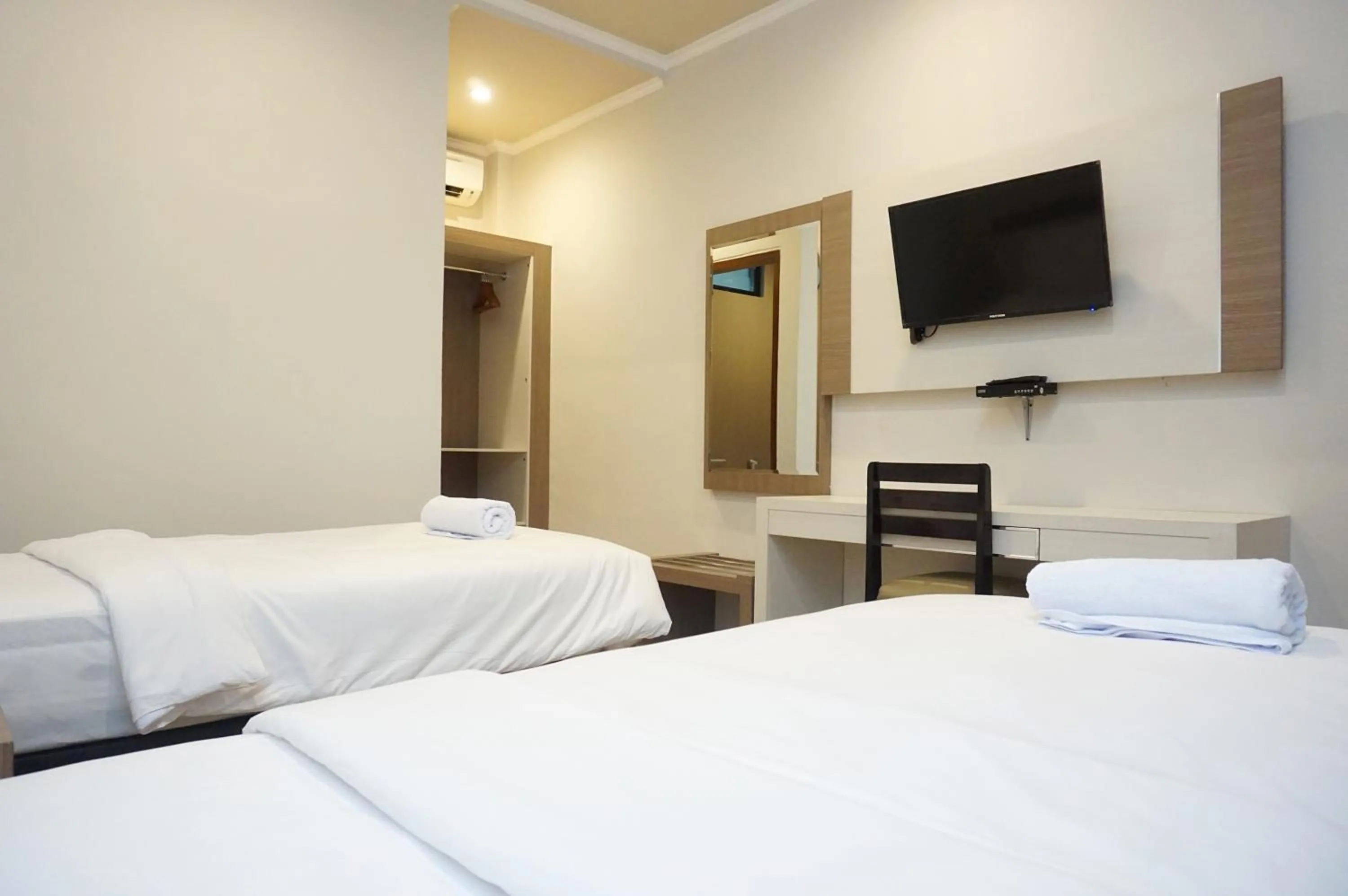 Communal lounge/ TV room, Bed in Lombok Mayura Hotel