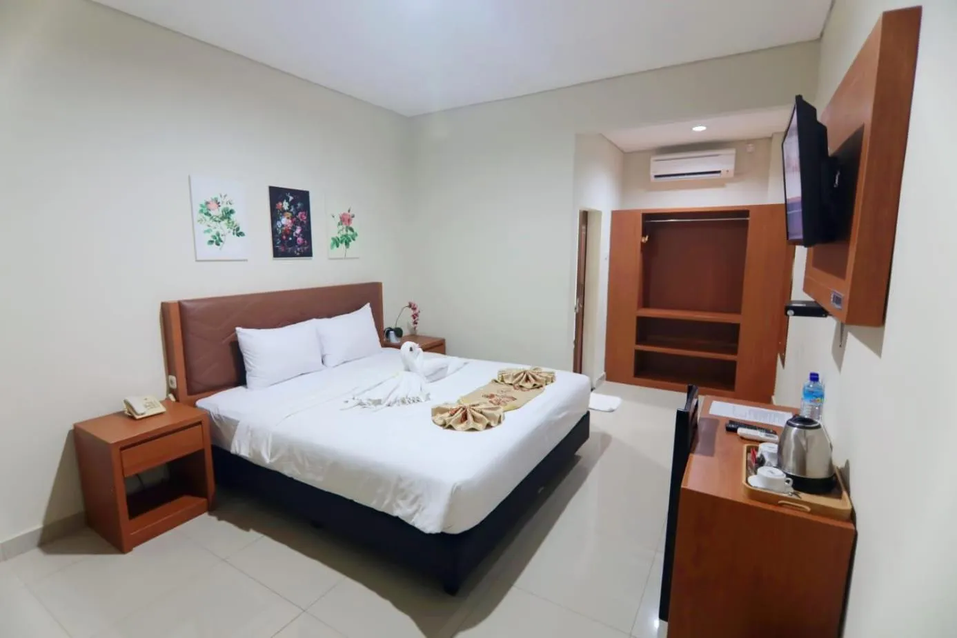 Bedroom, Bed in Lombok Mayura Hotel