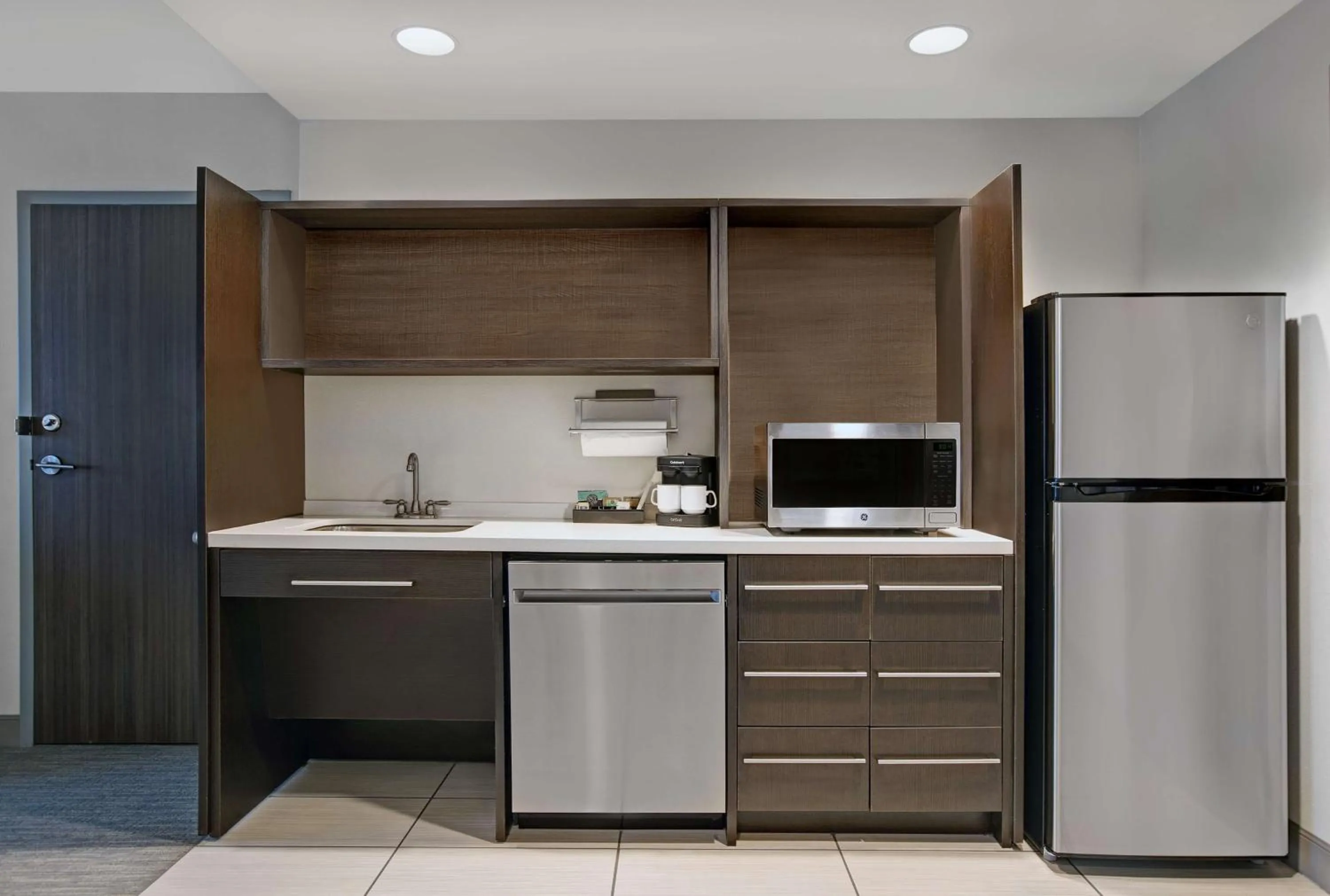 Kitchen or kitchenette in Home2 Suites By Hilton Asheville Airport