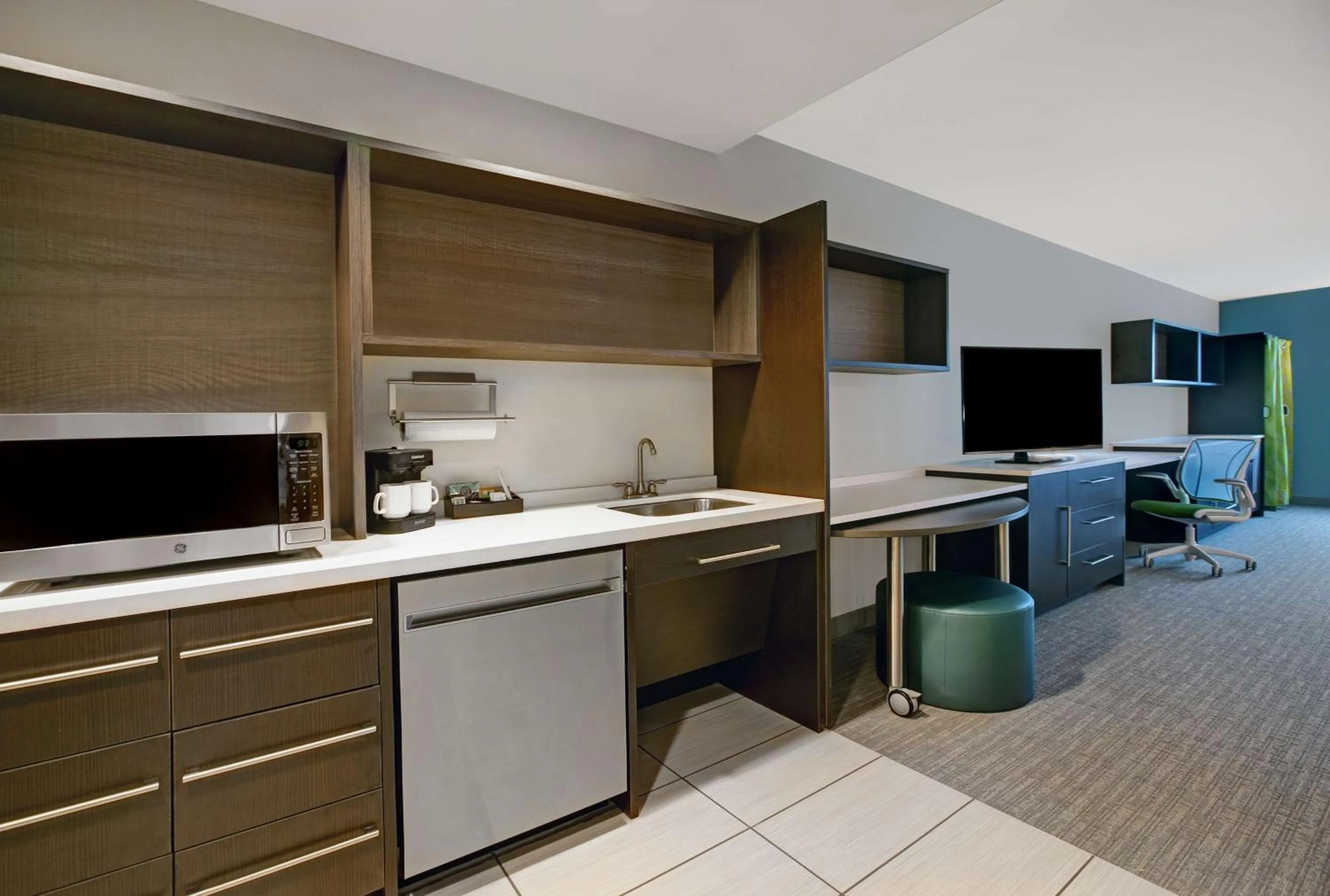 Kitchen or kitchenette in Home2 Suites By Hilton Asheville Airport