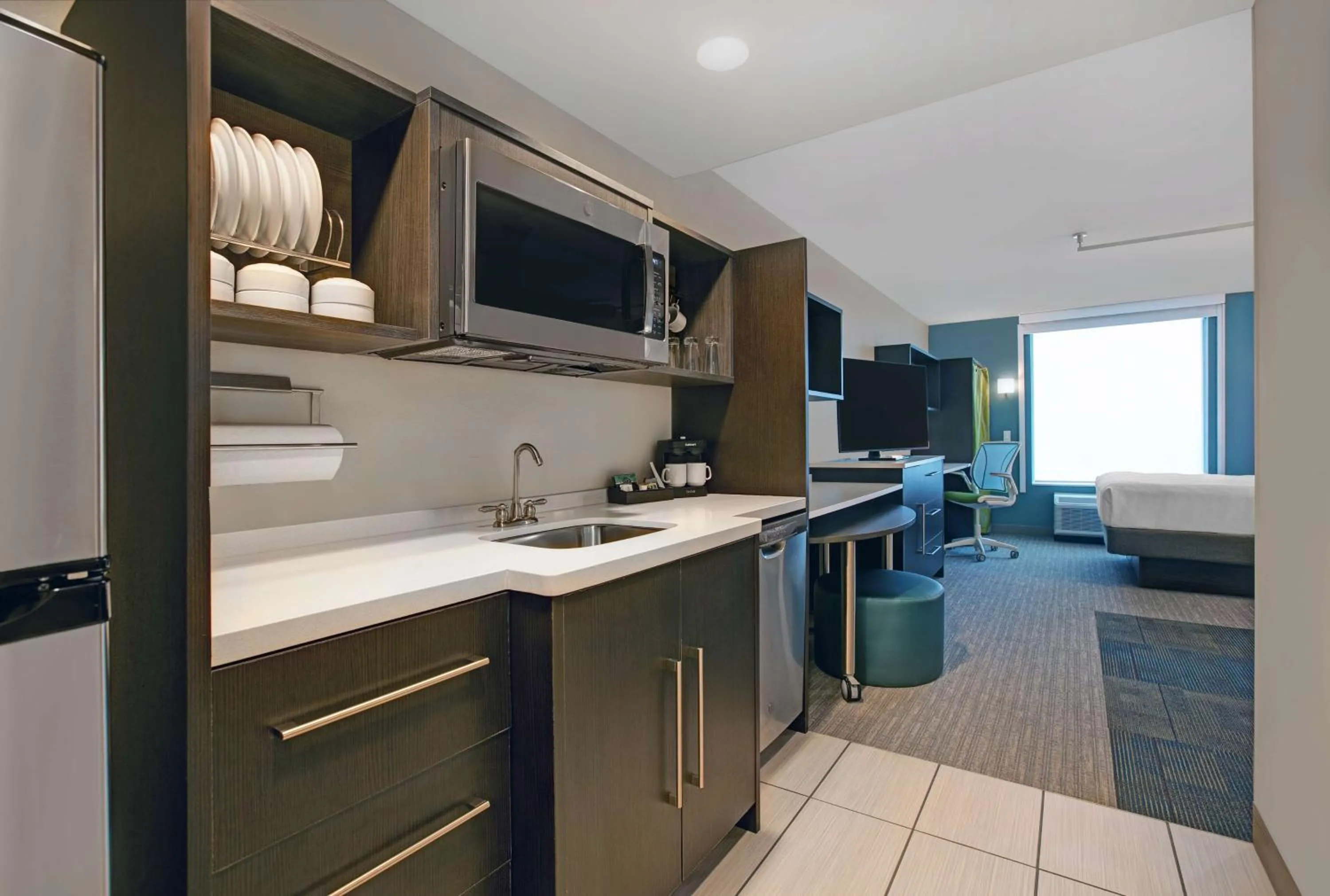 Kitchen or kitchenette in Home2 Suites By Hilton Asheville Airport