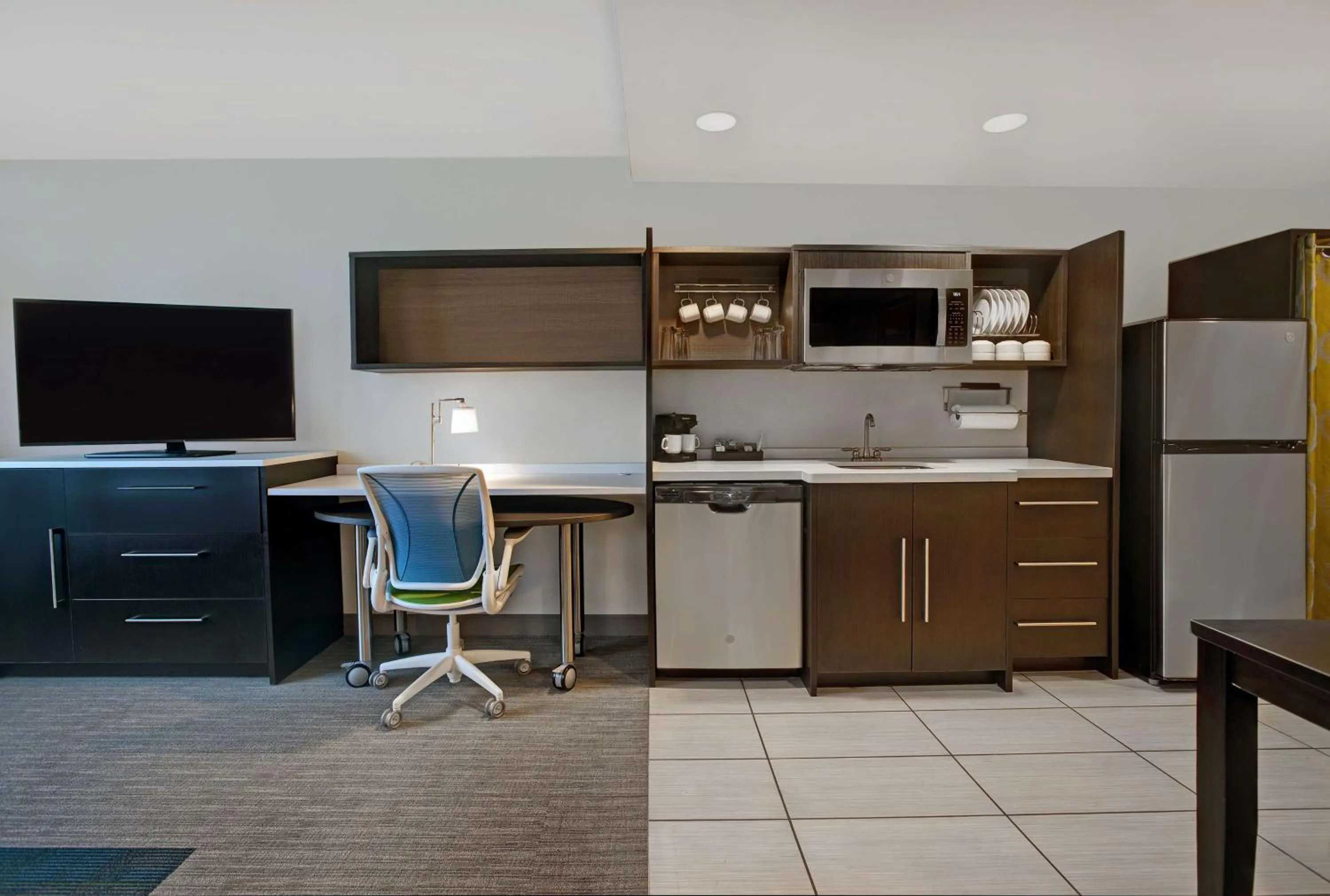 Kitchen or kitchenette in Home2 Suites By Hilton Asheville Airport