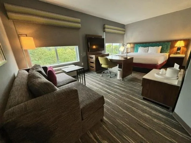 Property building, Bed in Hampton Inn & Suites Deptford, Nj