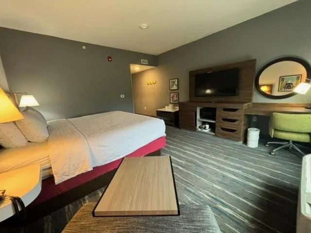 Property building, Bed in Hampton Inn & Suites Deptford, Nj