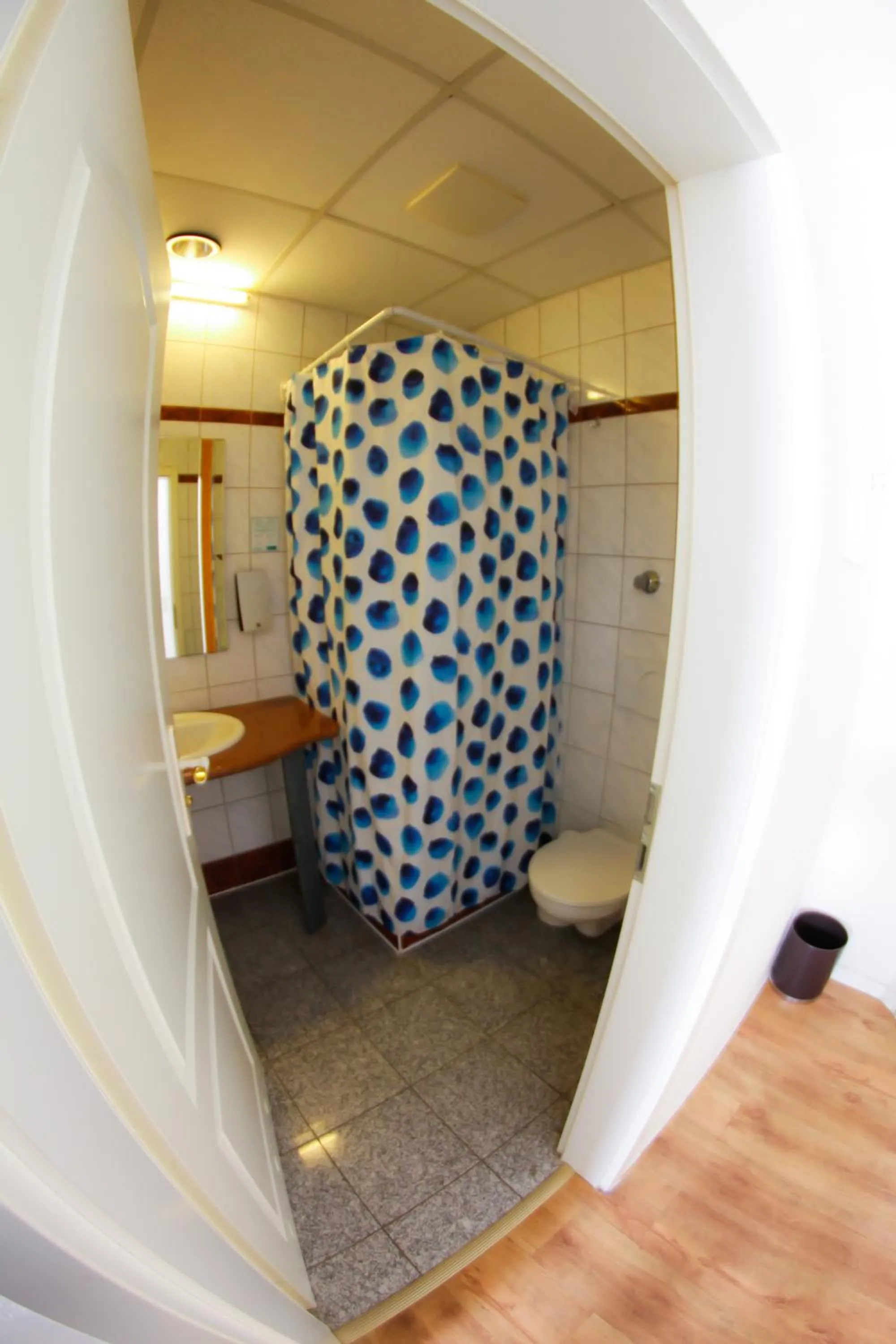 Bathroom, Bed in Hotel Karlshorst