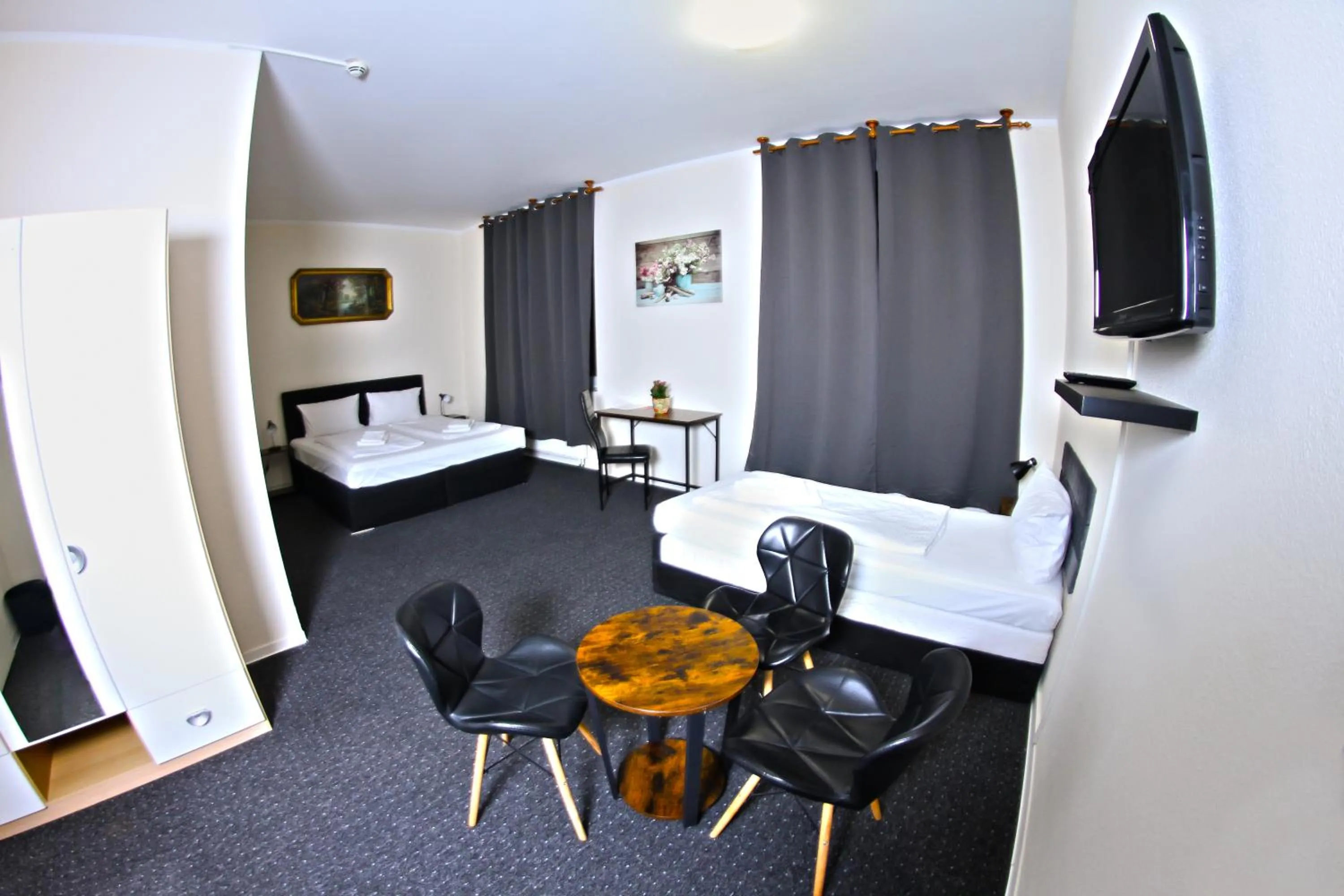 Bedroom, Bed in Hotel Karlshorst