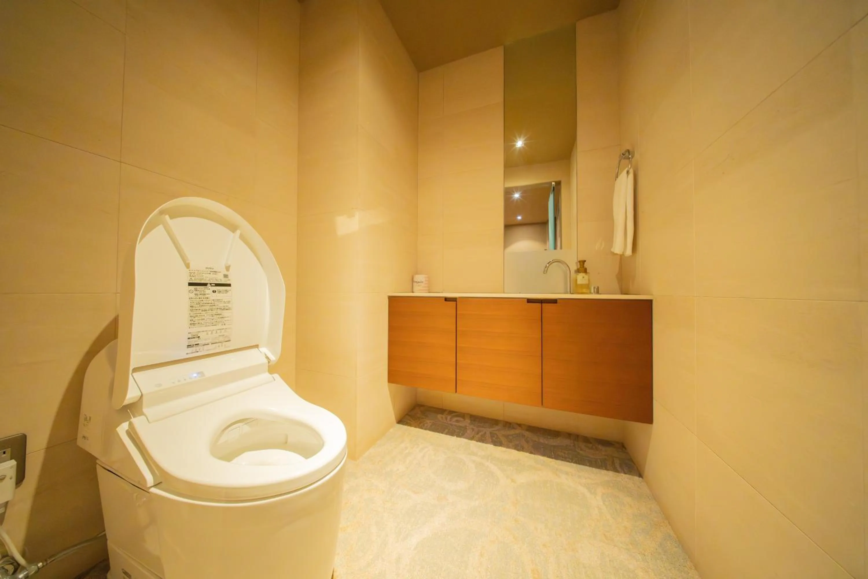 Azabu Modern House The Tokyo Tower can be seen from the villa 500m2