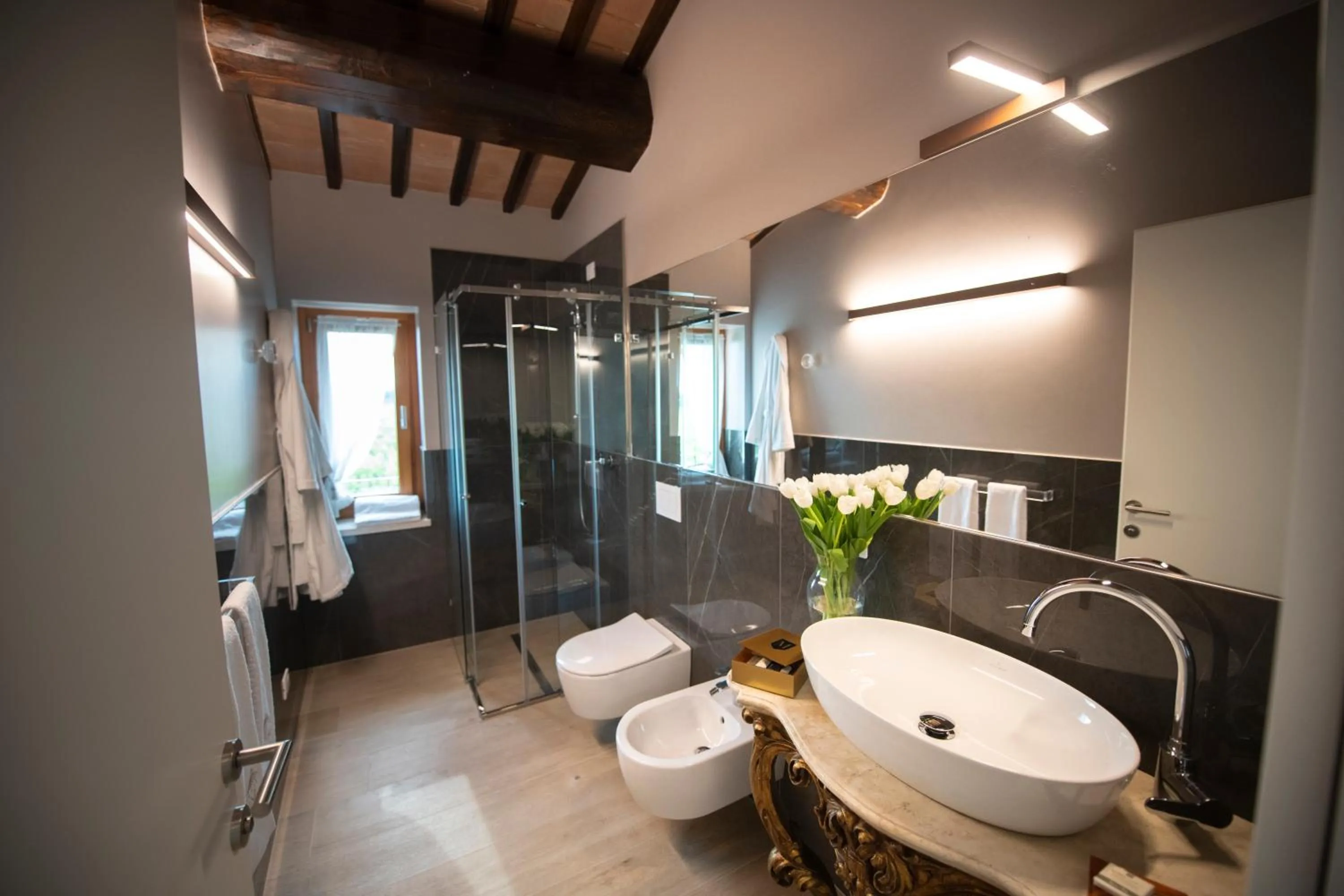 Shower in Magari Estates Boutique Hotel