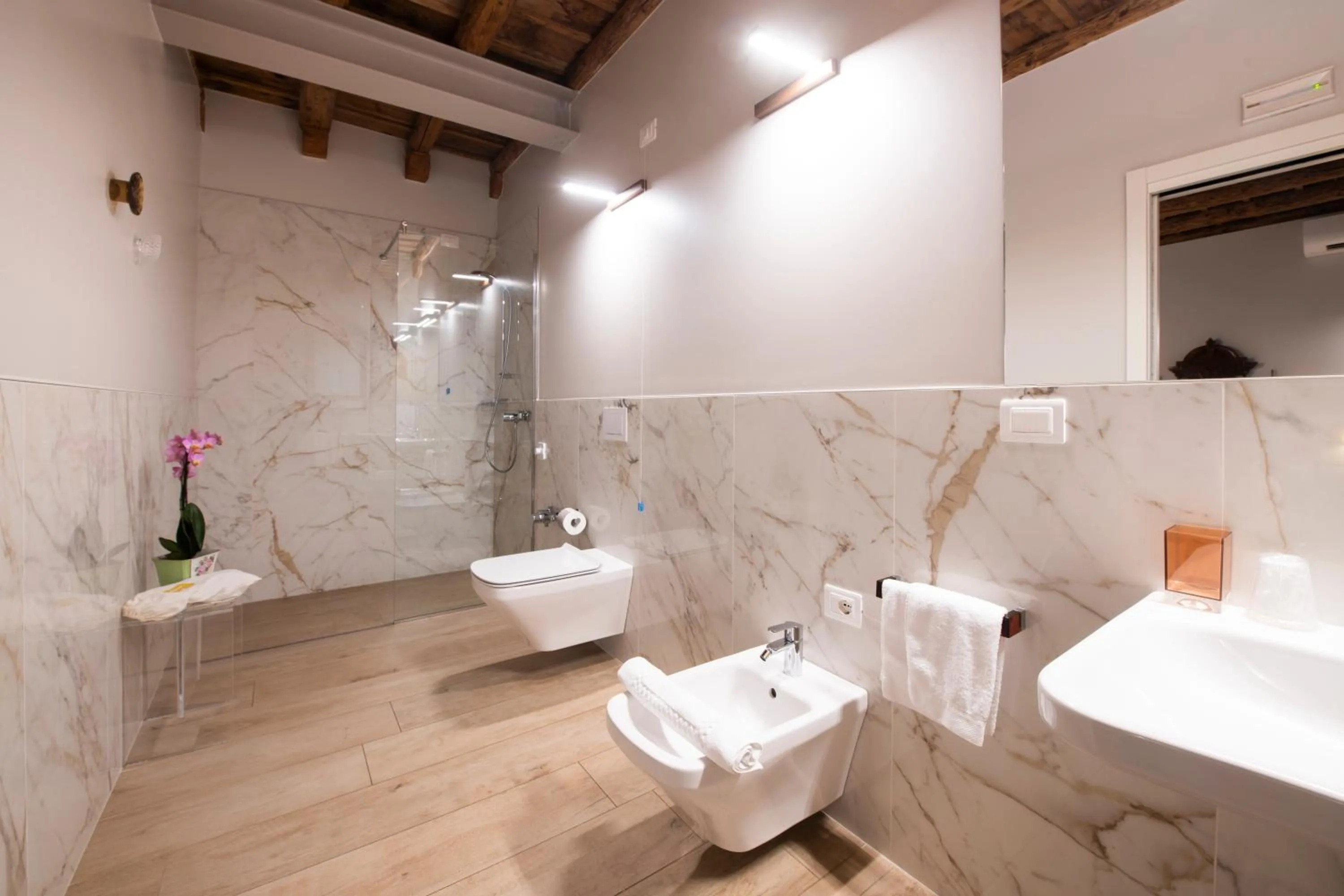 Shower in Magari Estates Boutique Hotel