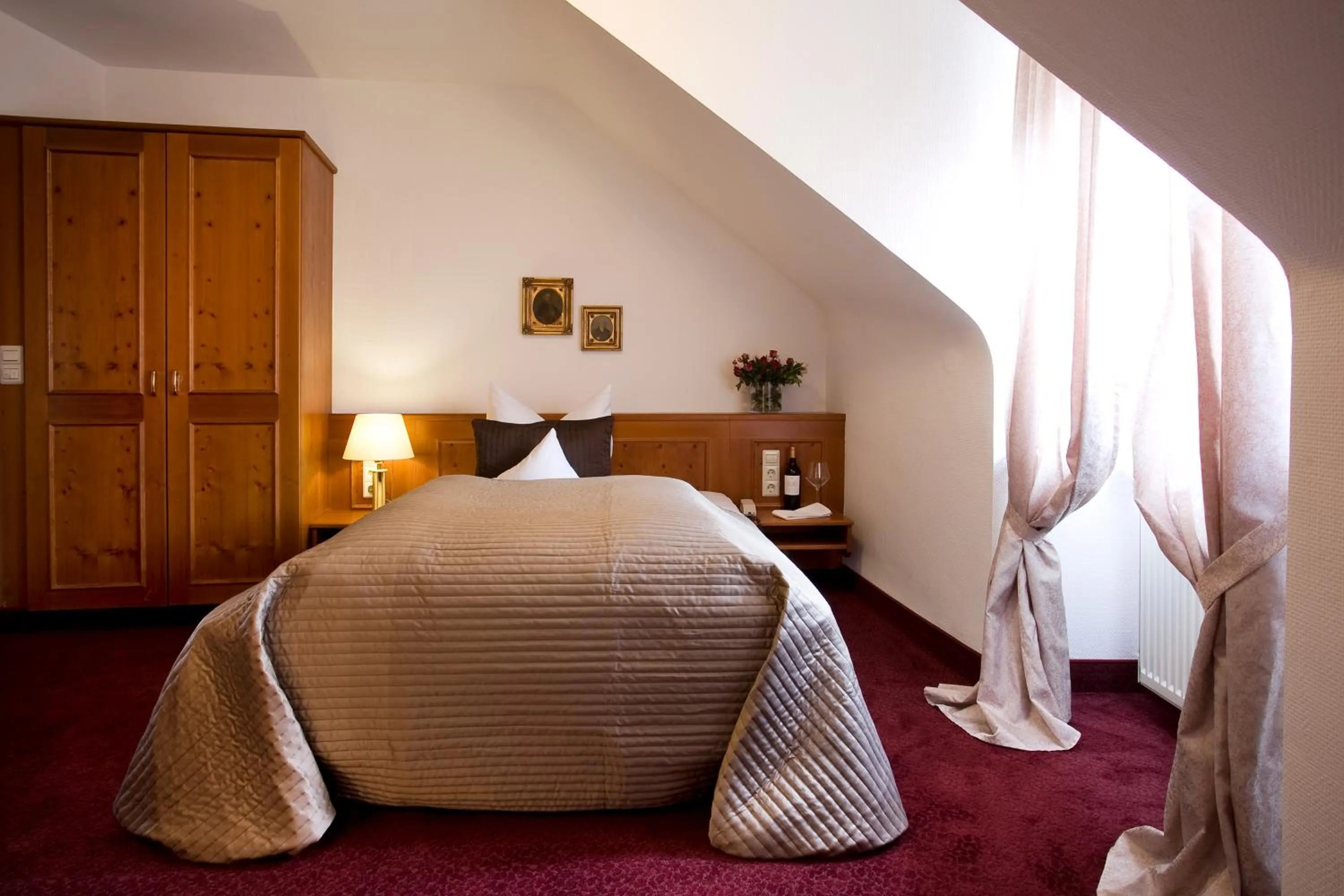 Bed in Hotel Traube nähe Messe Stuttgart