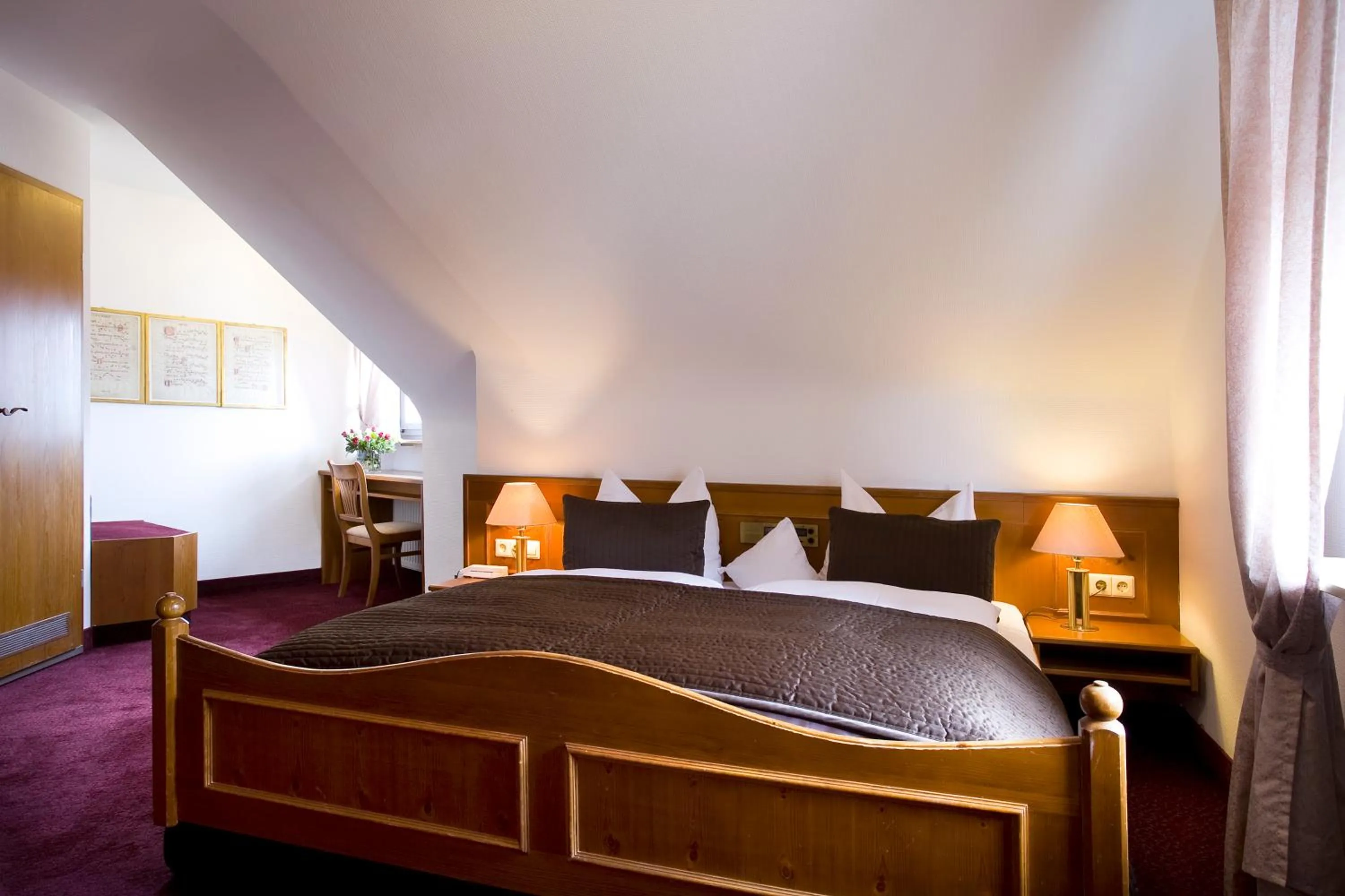 Bed in Hotel Traube nähe Messe Stuttgart