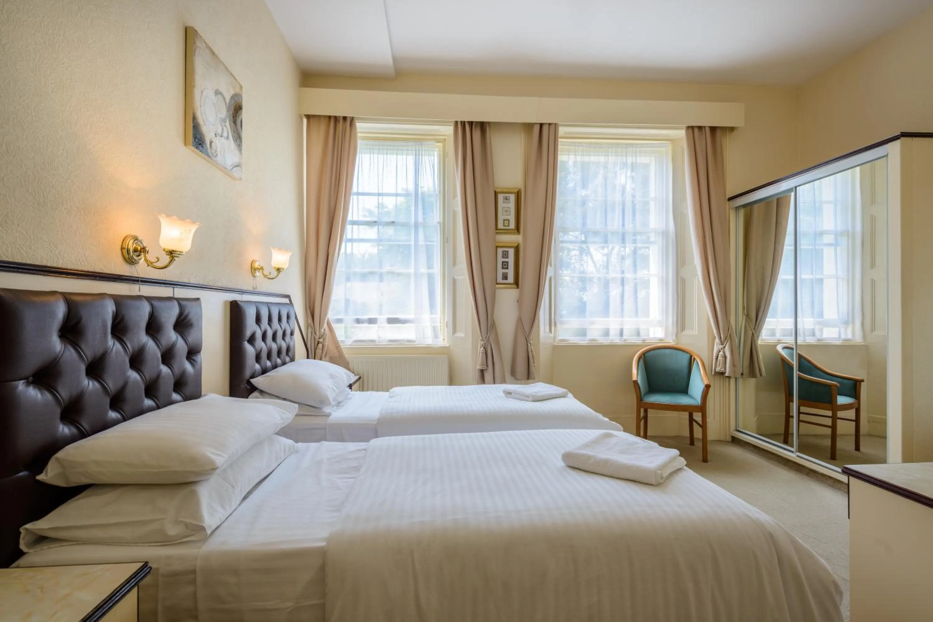 Photo of the whole room, Bed in Devonshire Hotel