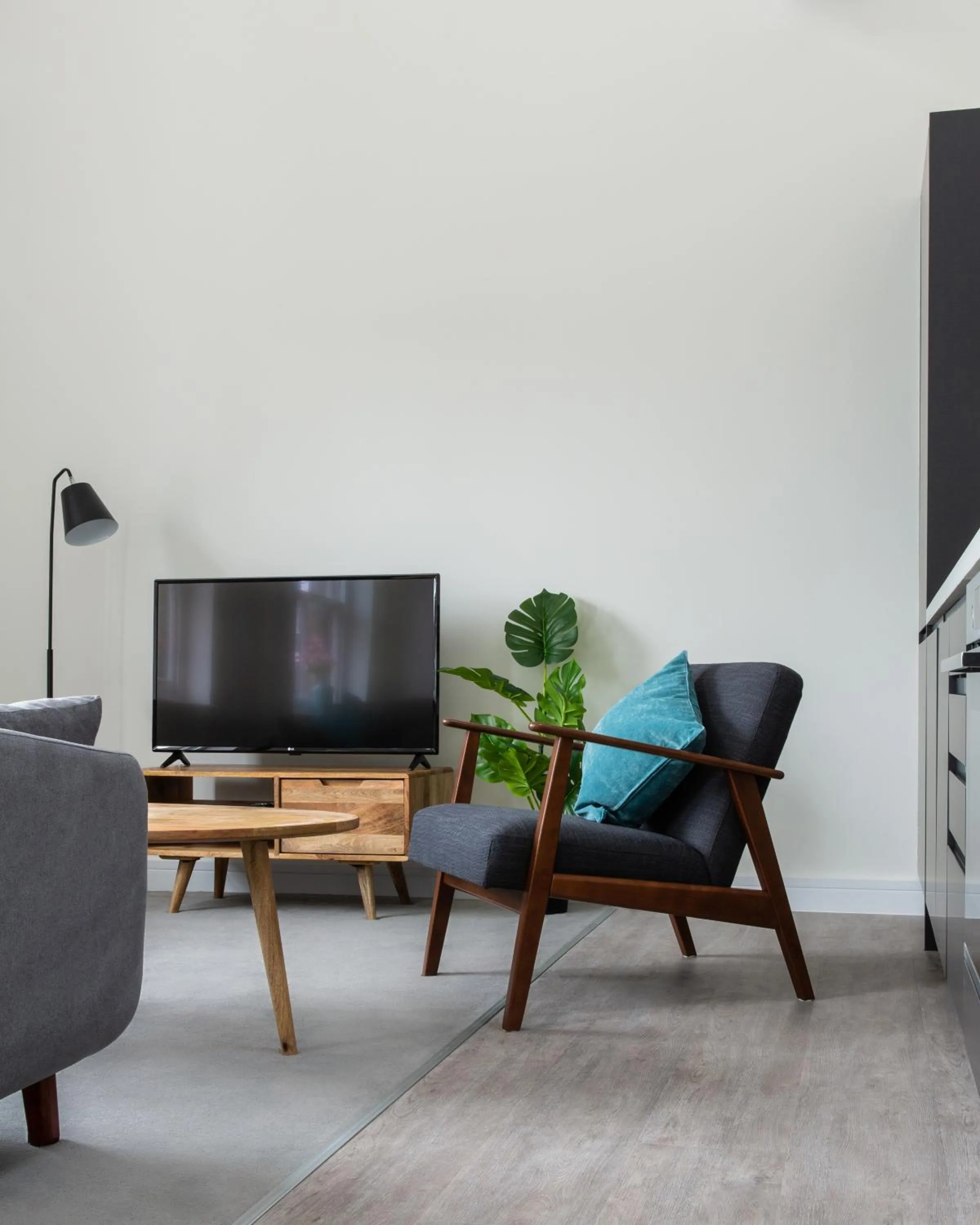 TV and multimedia in Queens Park by Viridian Apartments