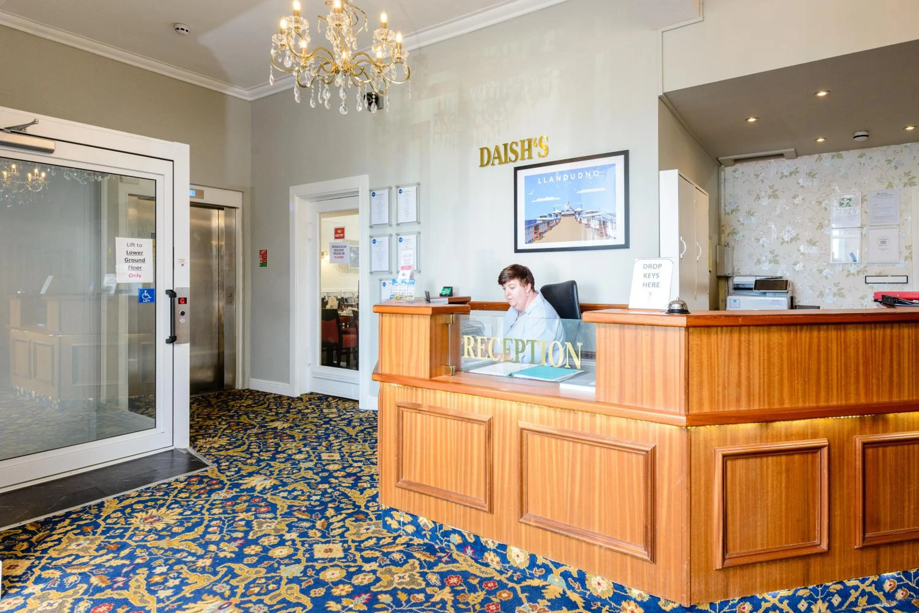 Lobby or reception in Somerset Hotel
