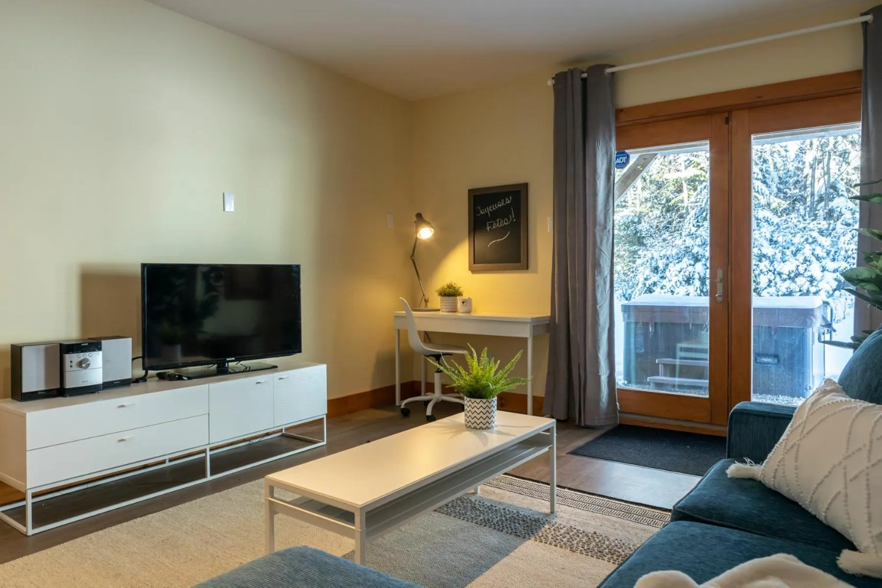 TV and multimedia in 4-Bedroom Chalet Fraternite in Lac-Superieur Tremblant