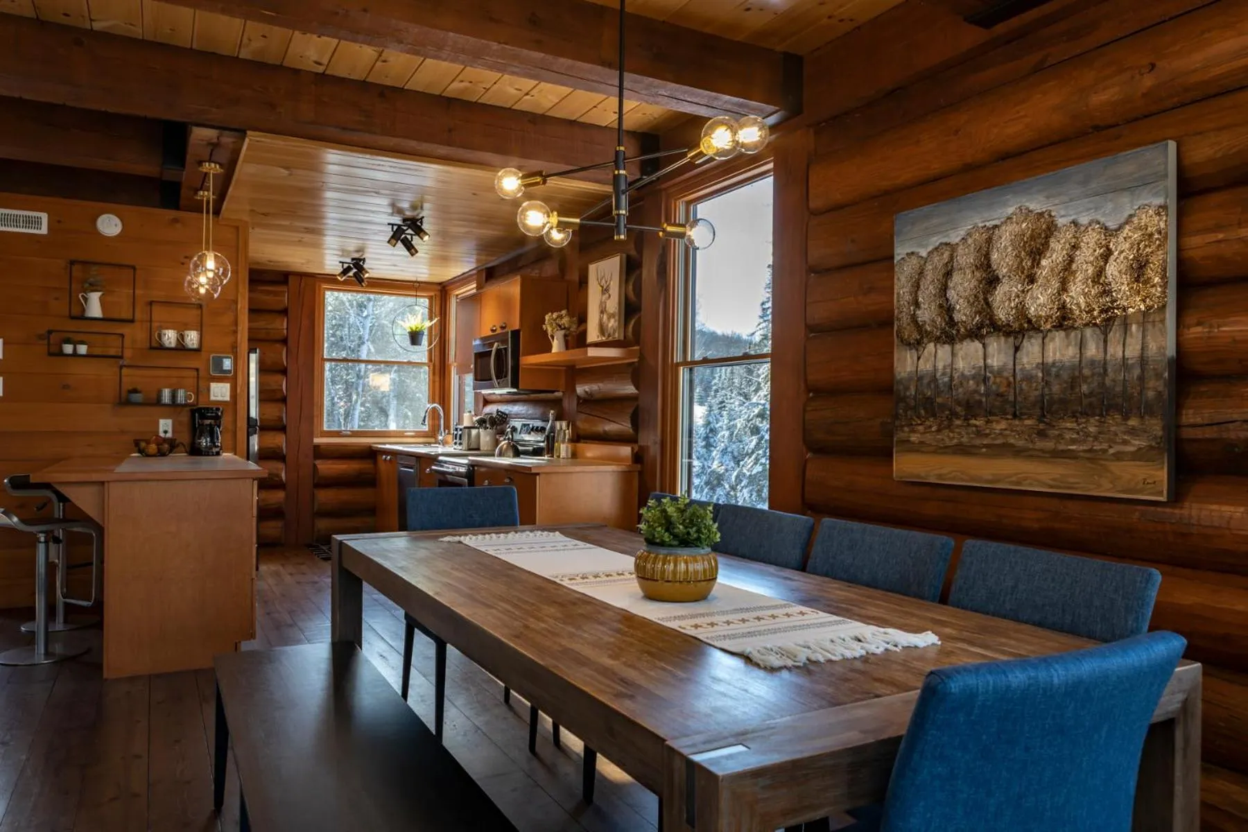 Dining area in 4-Bedroom Chalet Fraternite in Lac-Superieur Tremblant