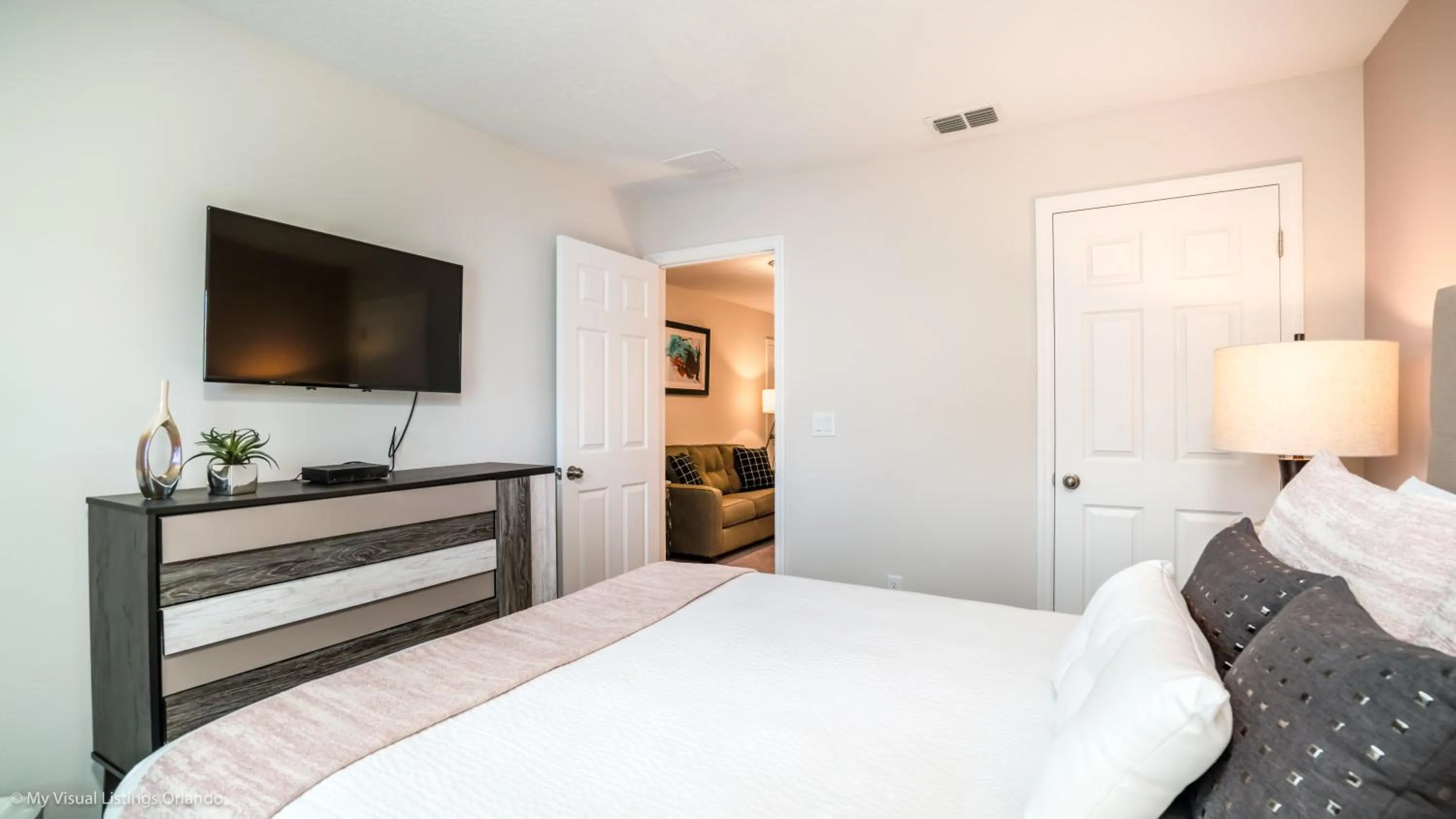 Bed in Beautiful Furnished Townhome w Private Pool