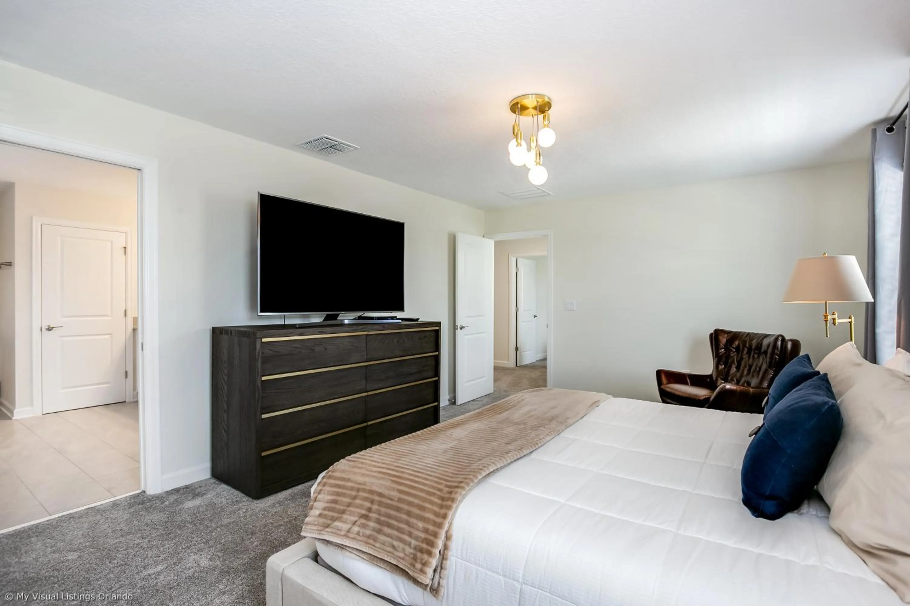 Bed in Contemporary Home w Private Pool& Spa