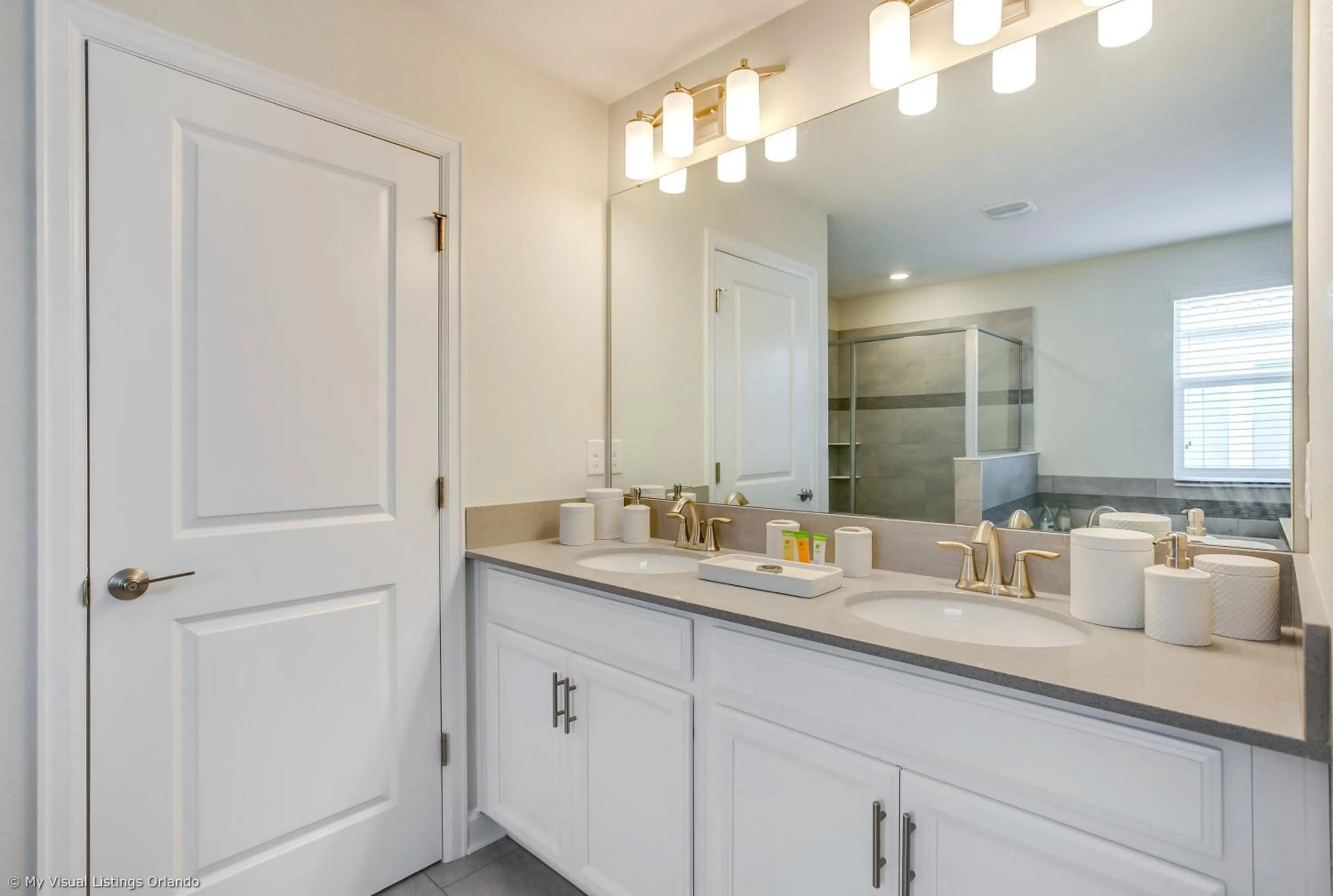 Contemporary Home w Private Pool& Spa