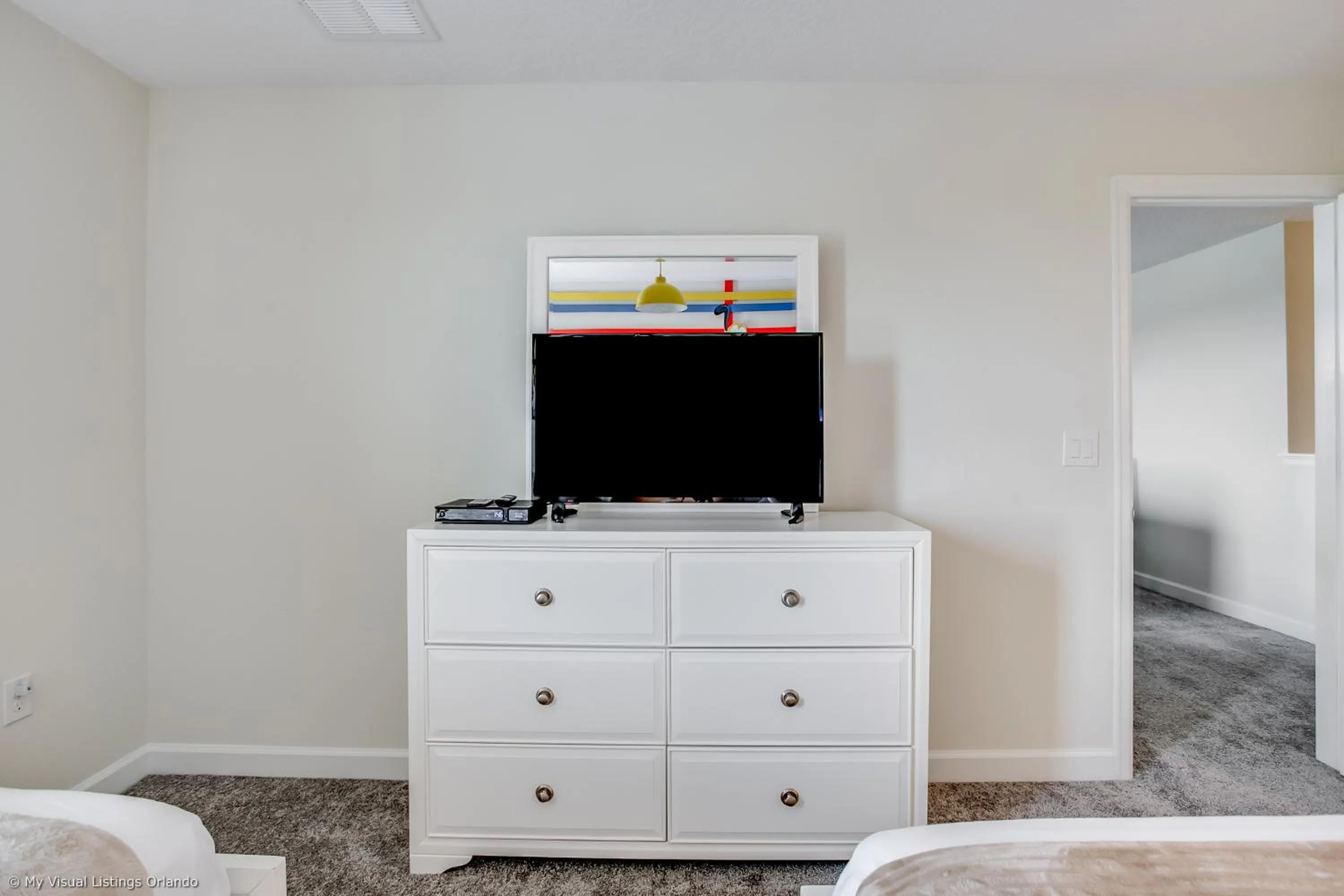 Bed in Contemporary Home w Private Pool& Spa