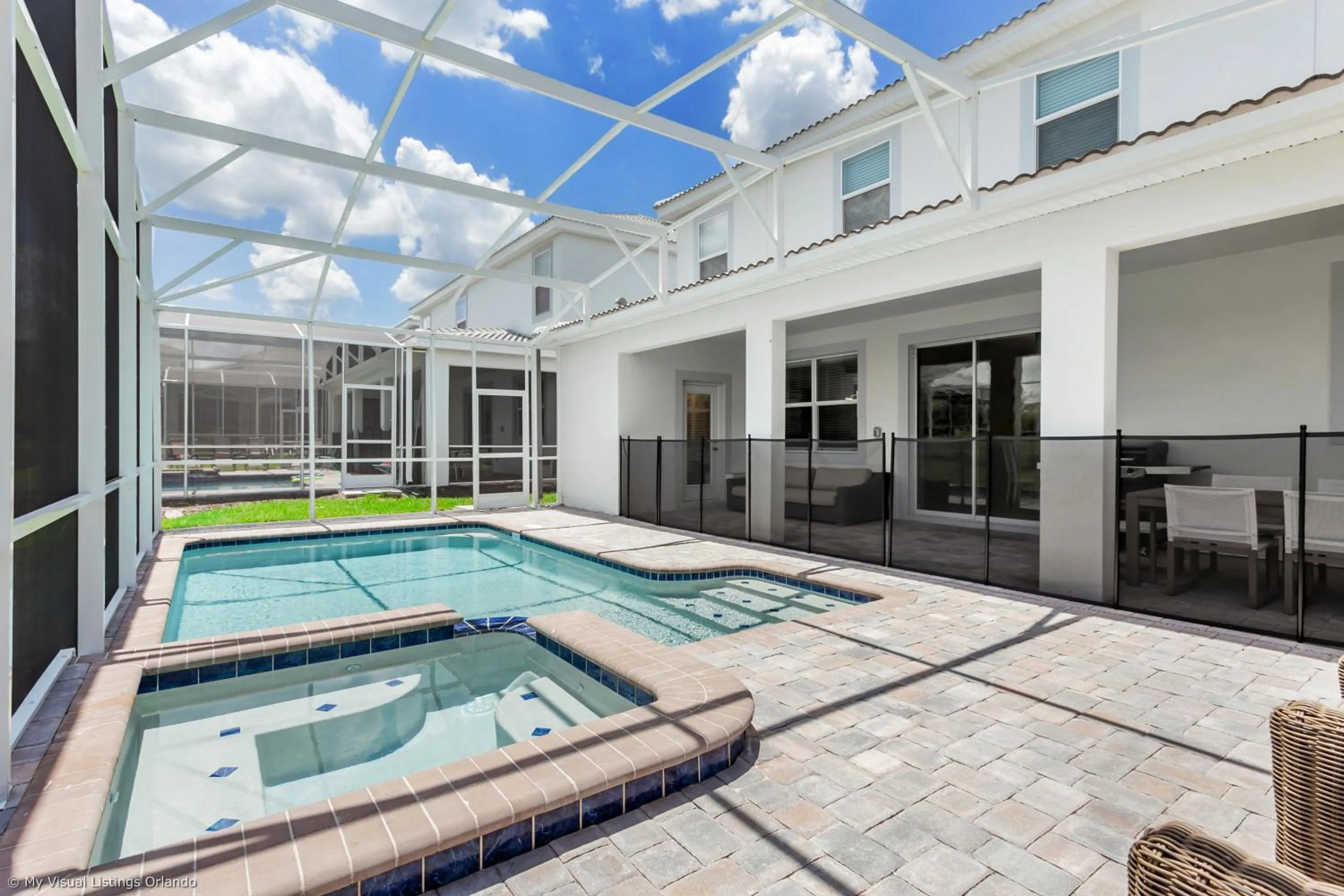 Contemporary Home w Private Pool& Spa