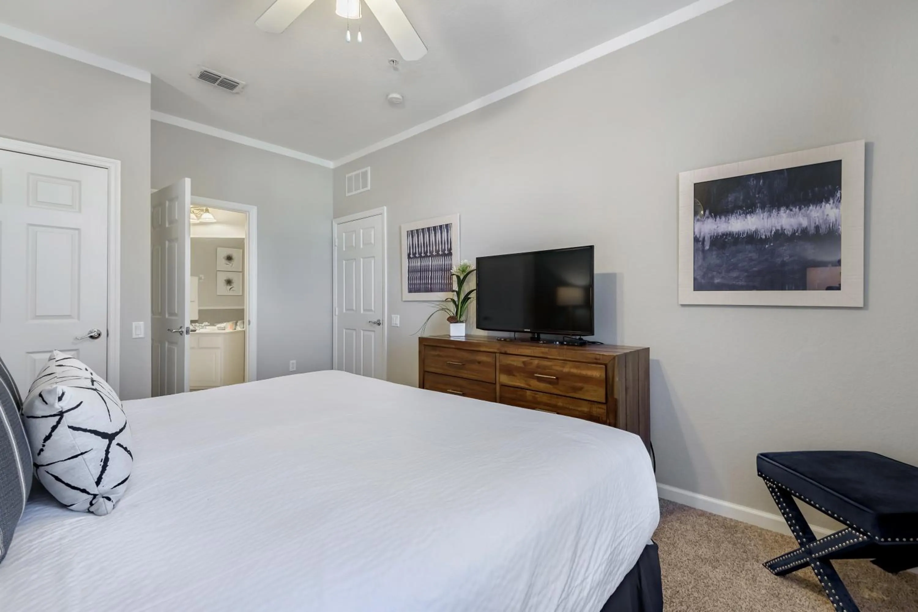 Bed in Beautiful Vista Cay Condo, Near I-Drive