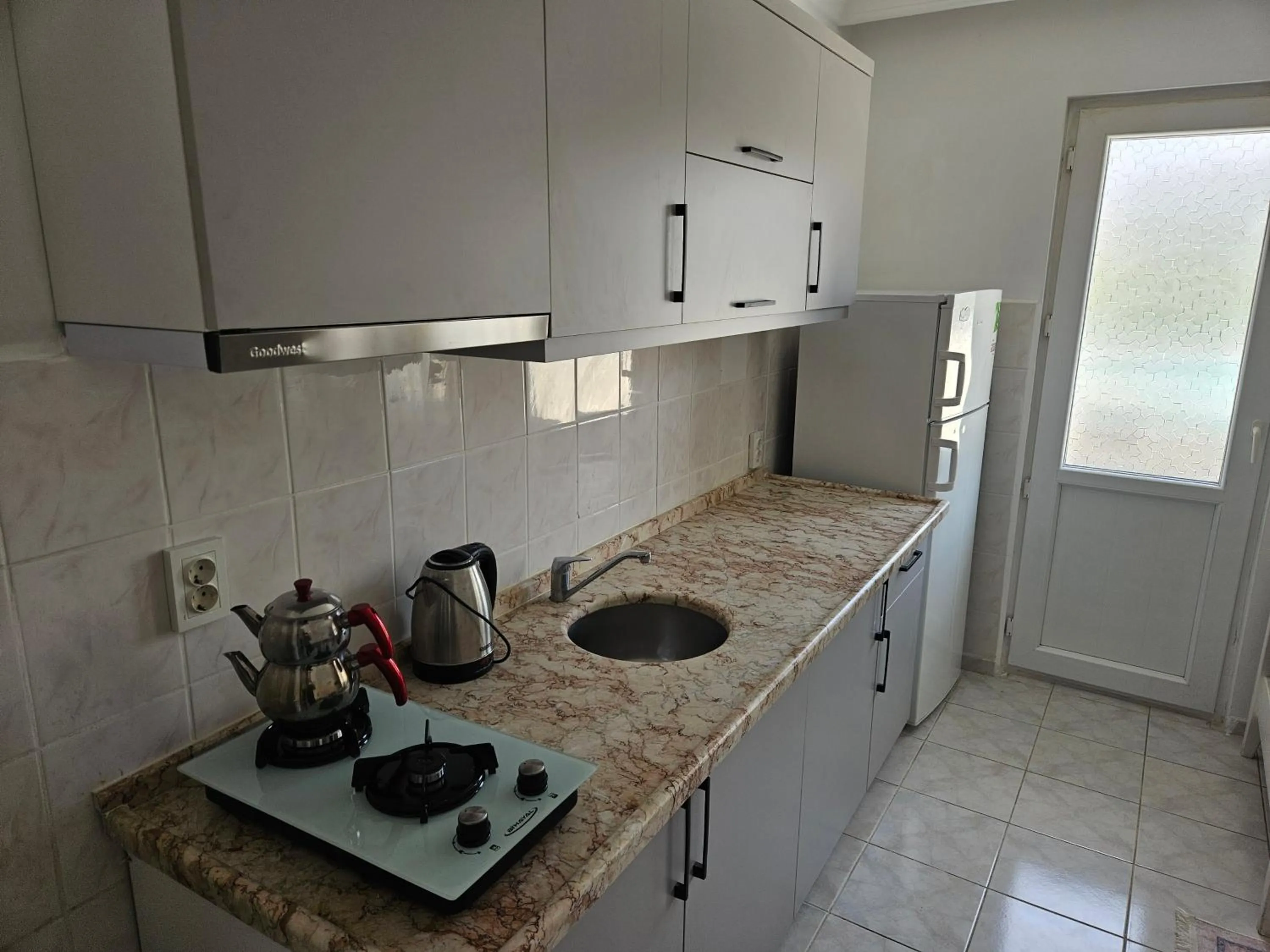 Kitchen or kitchenette in ÖZCEM APART HOTEL FETHİYE