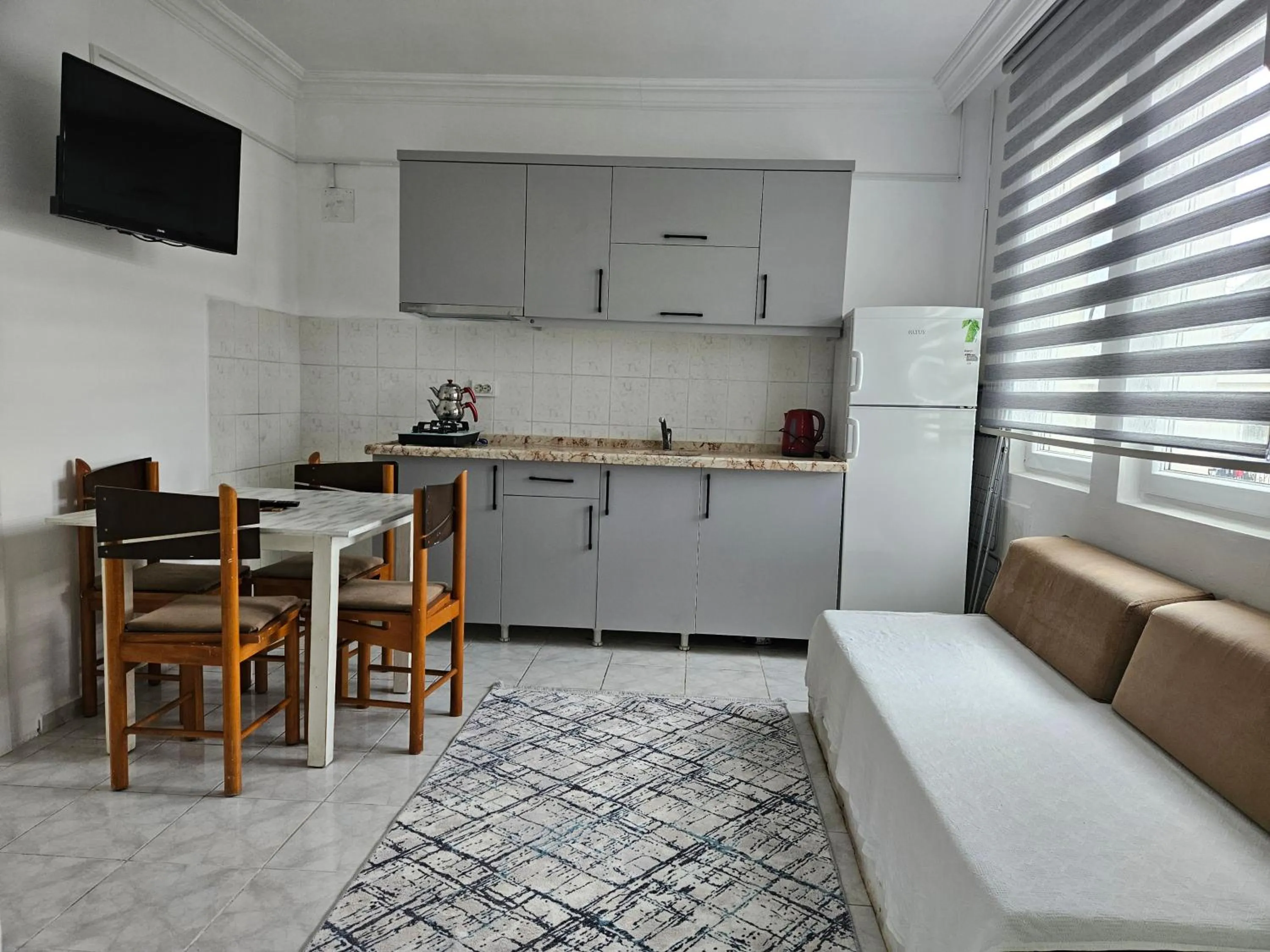 Kitchen or kitchenette in ÖZCEM APART HOTEL FETHİYE