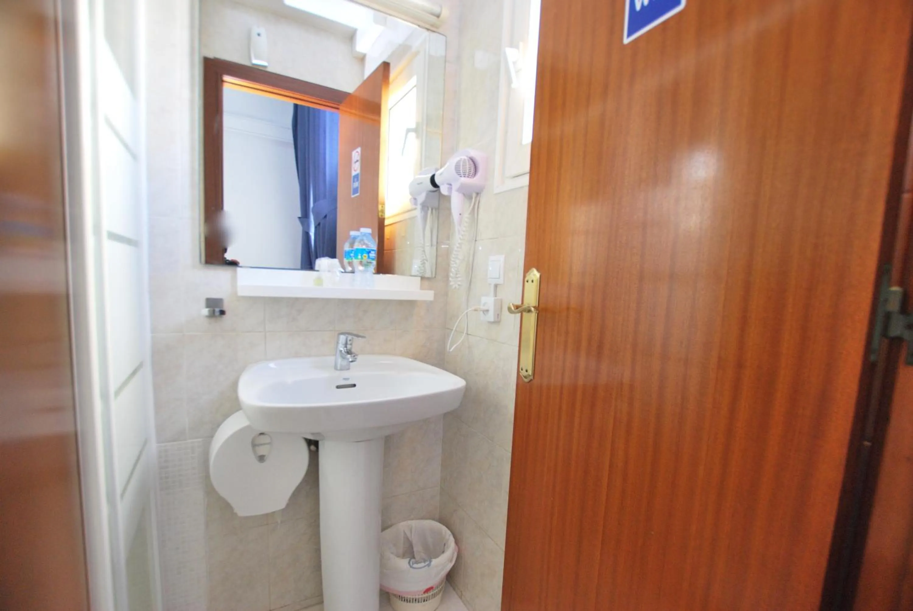 Bathroom in Hotel Tres Leones