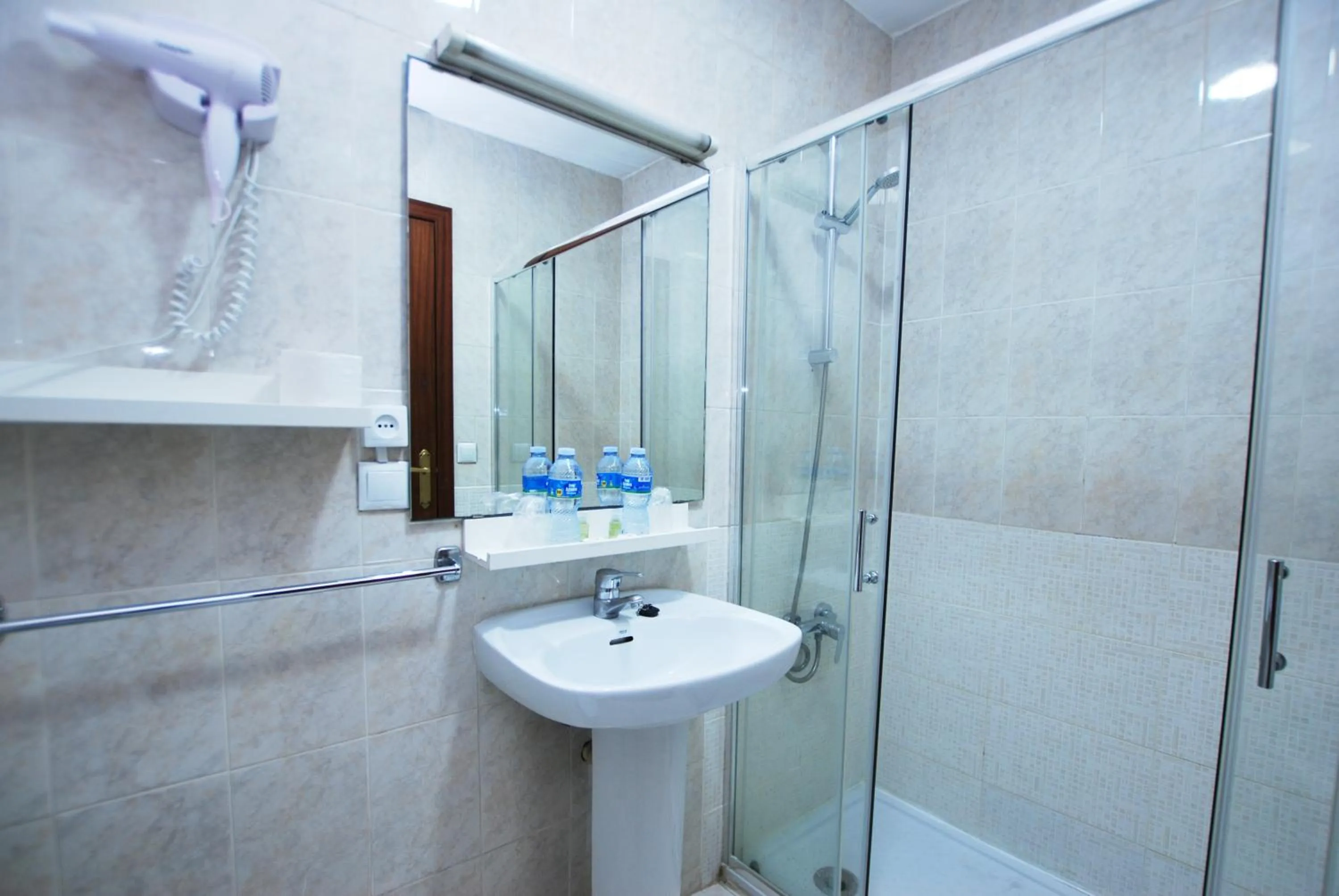 Shower in Hotel Tres Leones