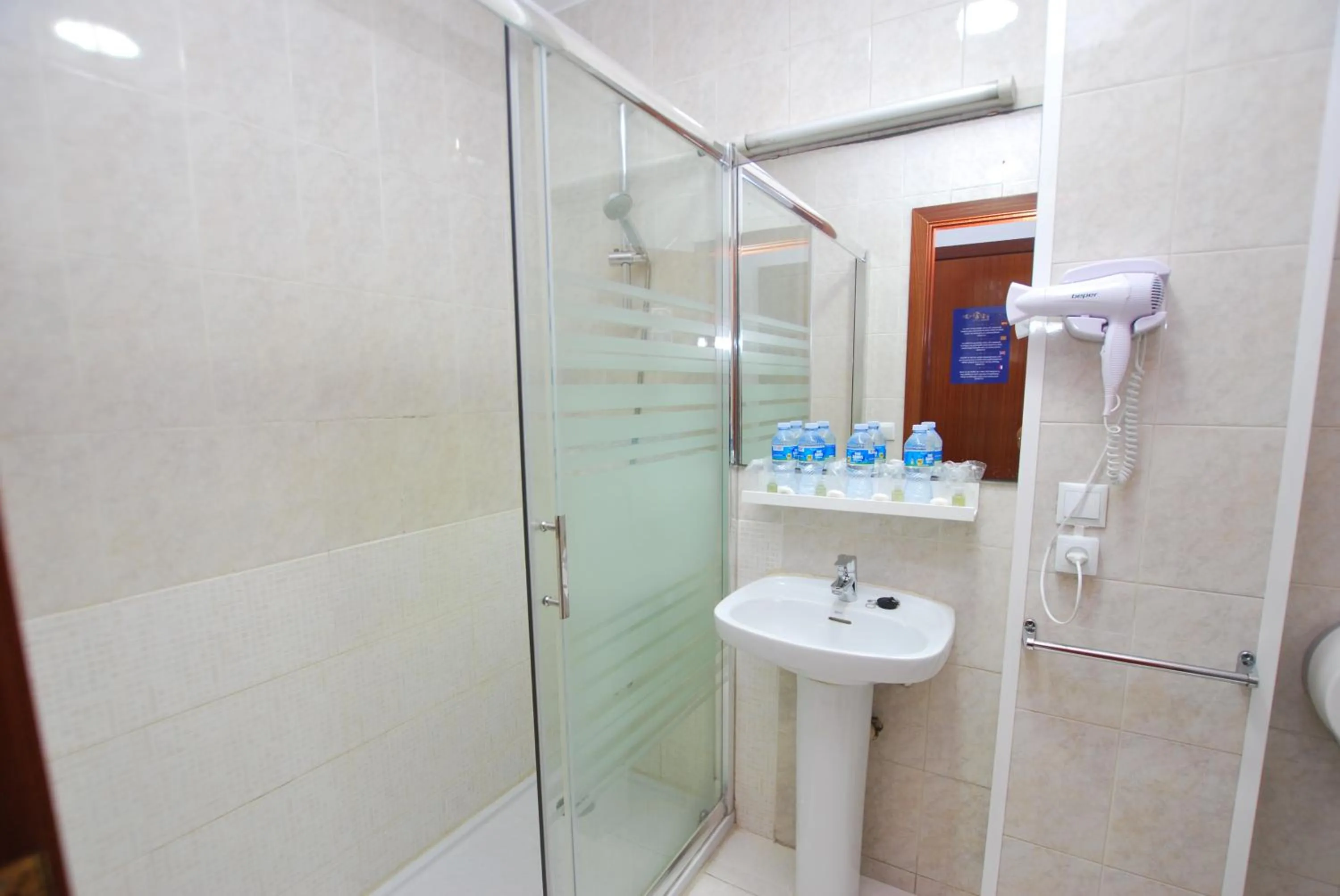 Shower in Hotel Tres Leones