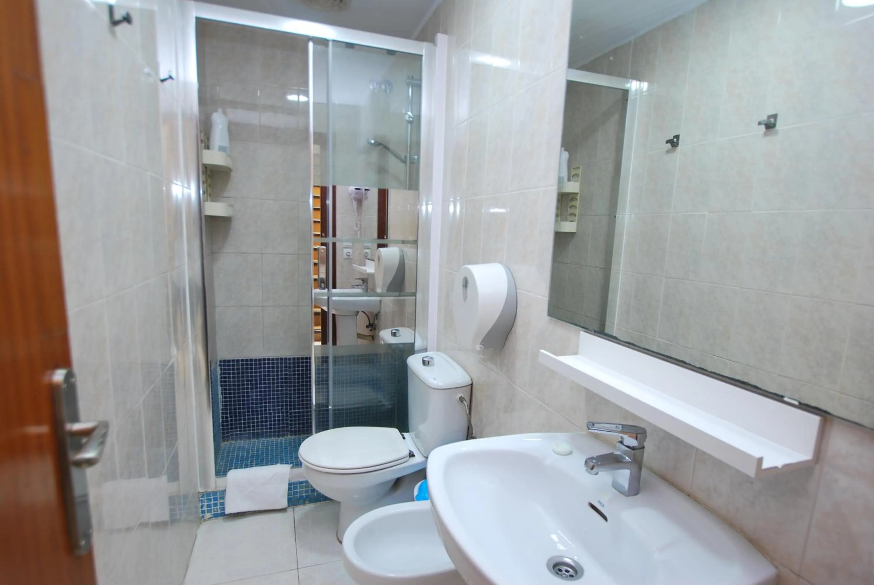 Shower in Hotel Tres Leones