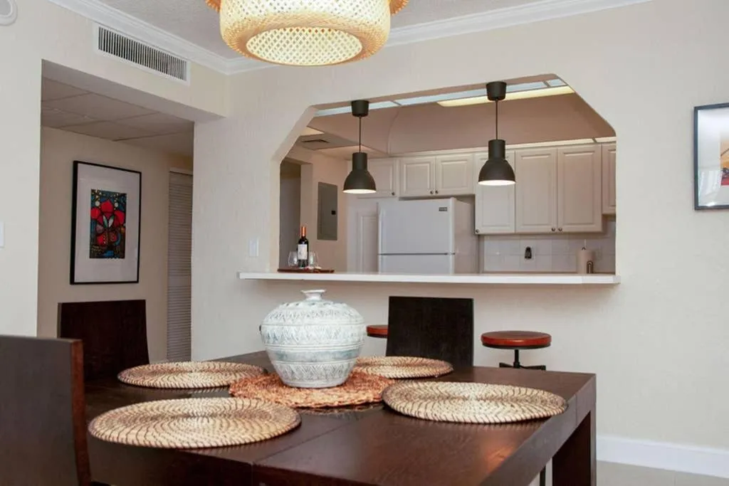 Dining area in Beautiful Apartment Steps Away from the Beach