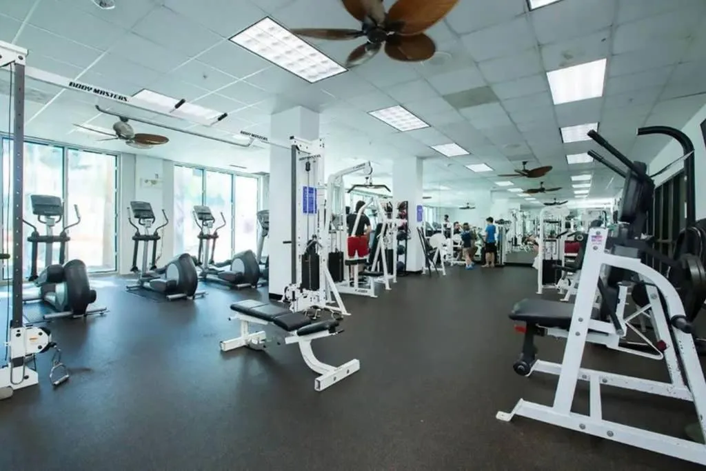 Fitness centre/facilities in Beautiful Apartment Steps Away from the Beach