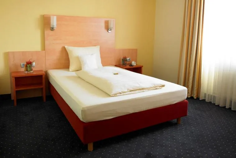 Photo of the whole room, Bed in Adler Hotel & Restaurant Groß-Gerau