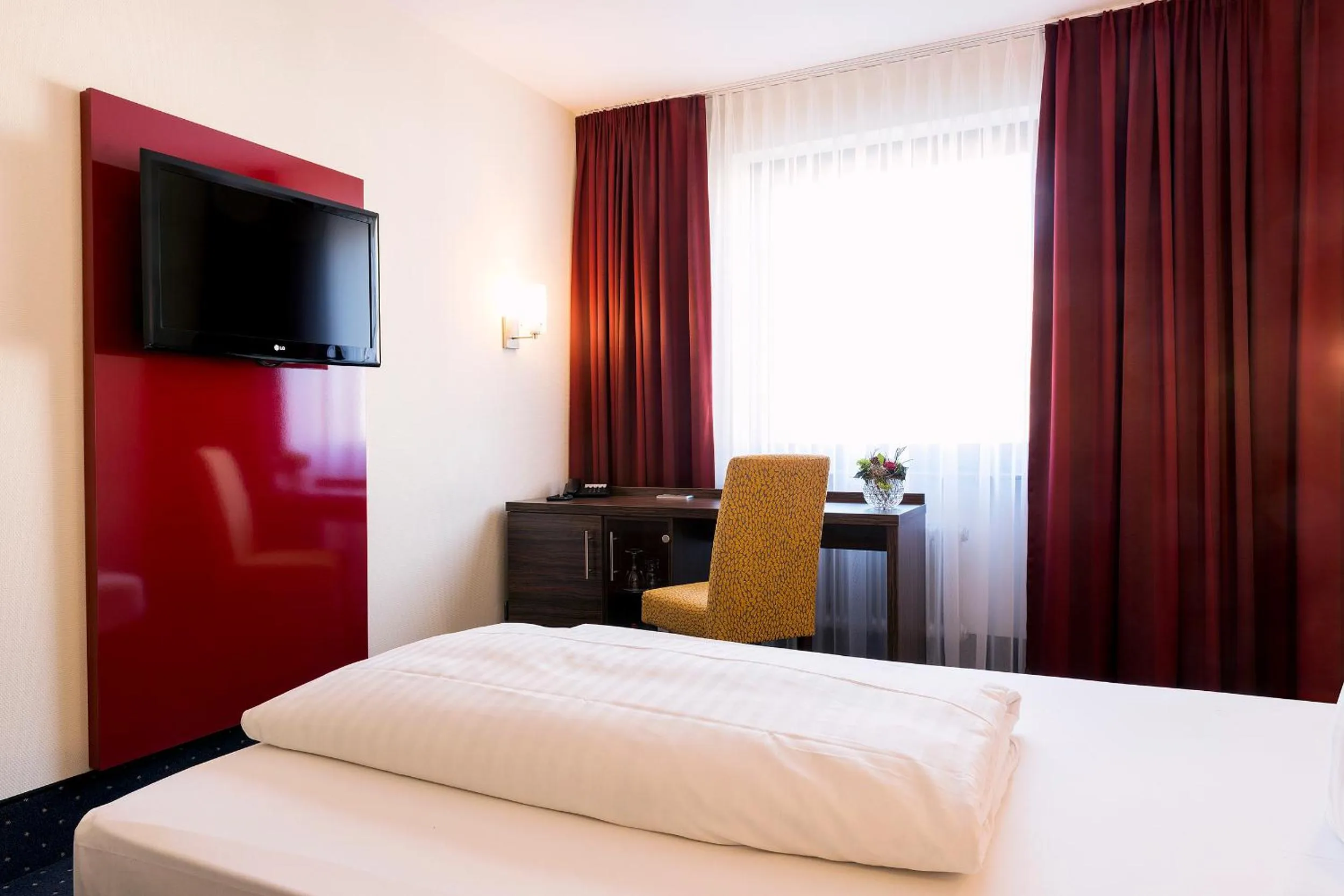 Photo of the whole room, Bed in Adler Hotel & Restaurant Groß-Gerau