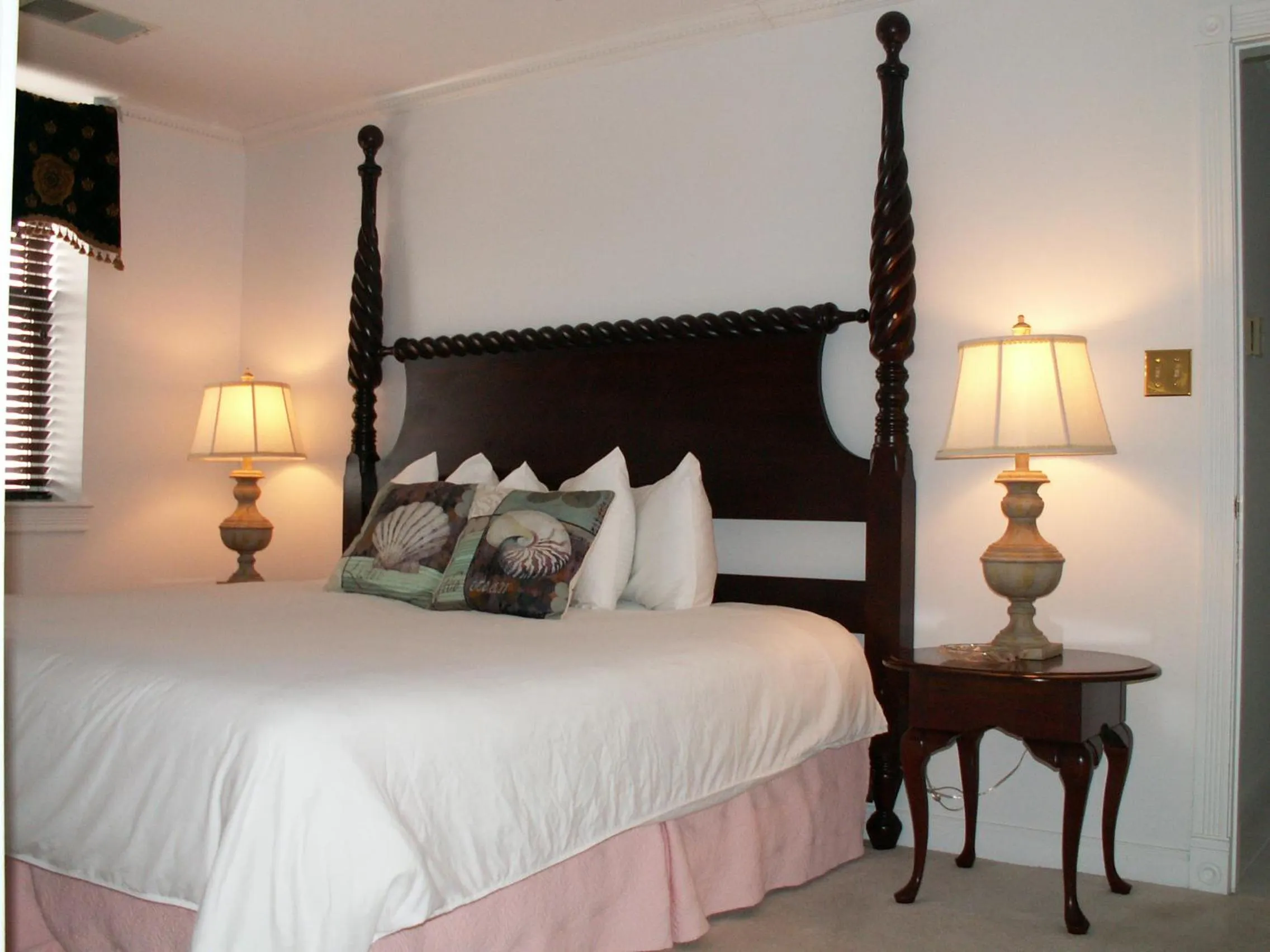 Bed in The Flanders Hotel