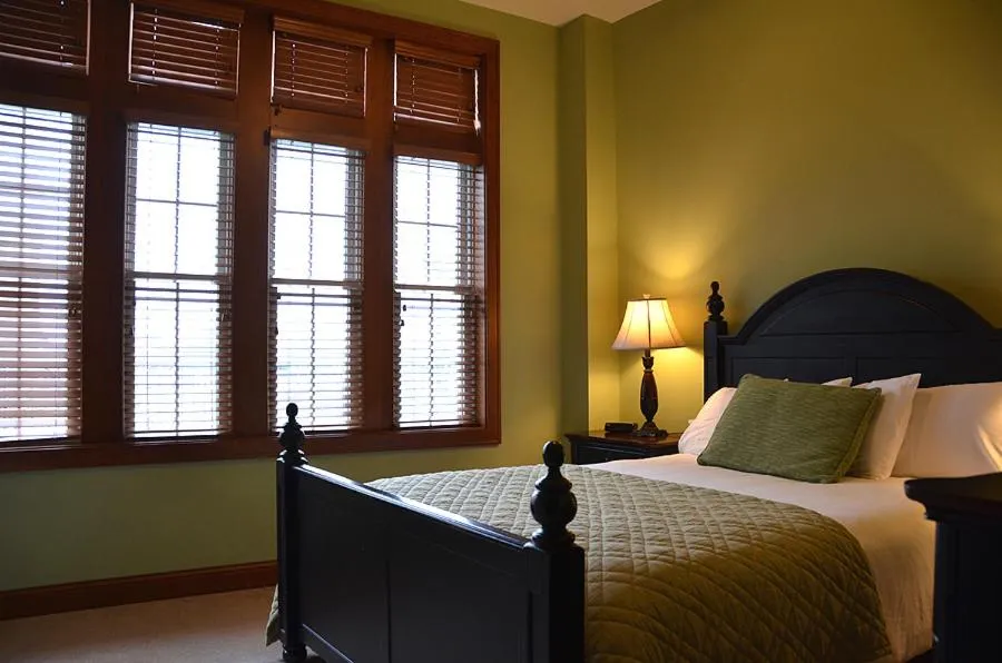 Bed in The Flanders Hotel