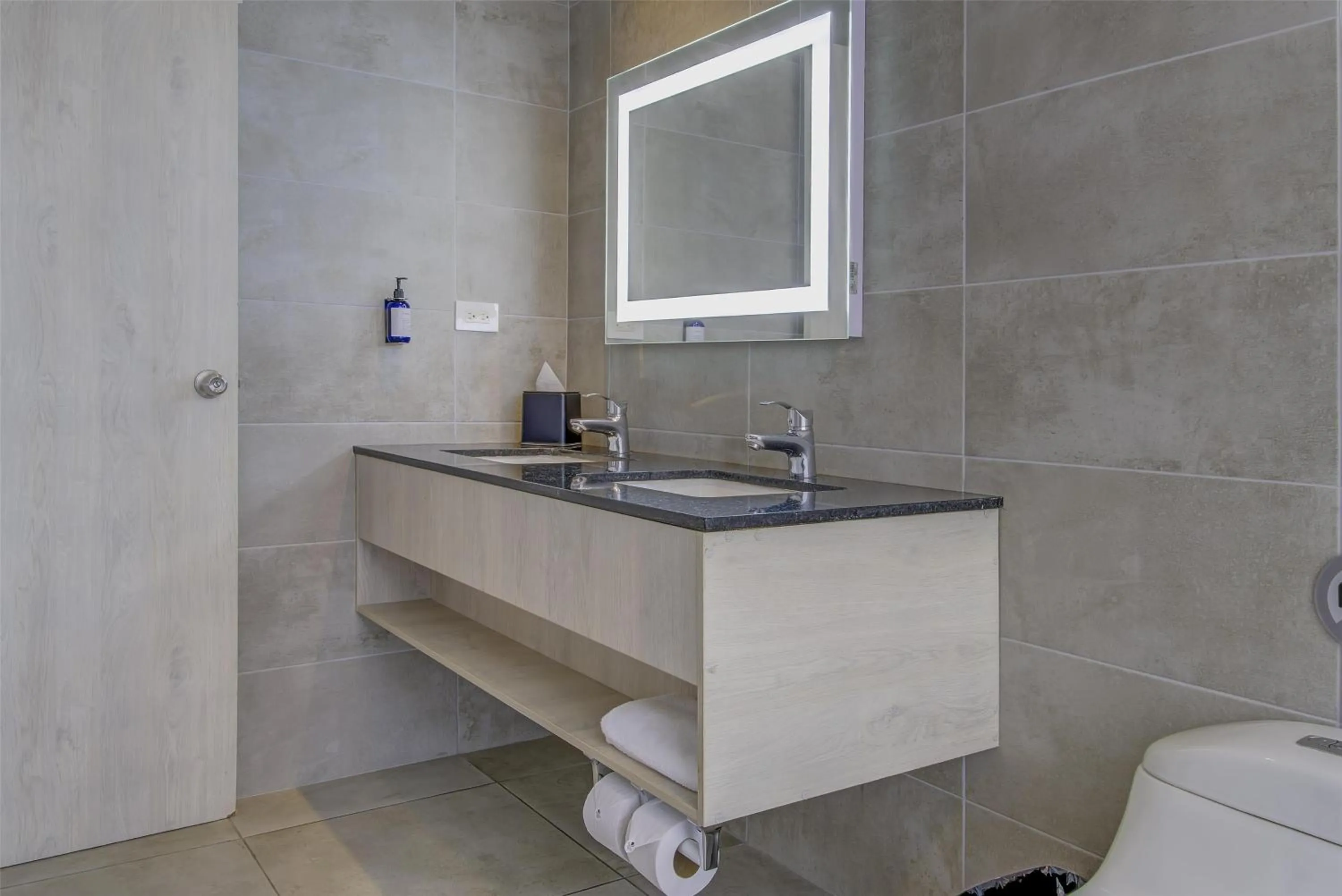 Bathroom in DoubleTree by Hilton Guayaquil