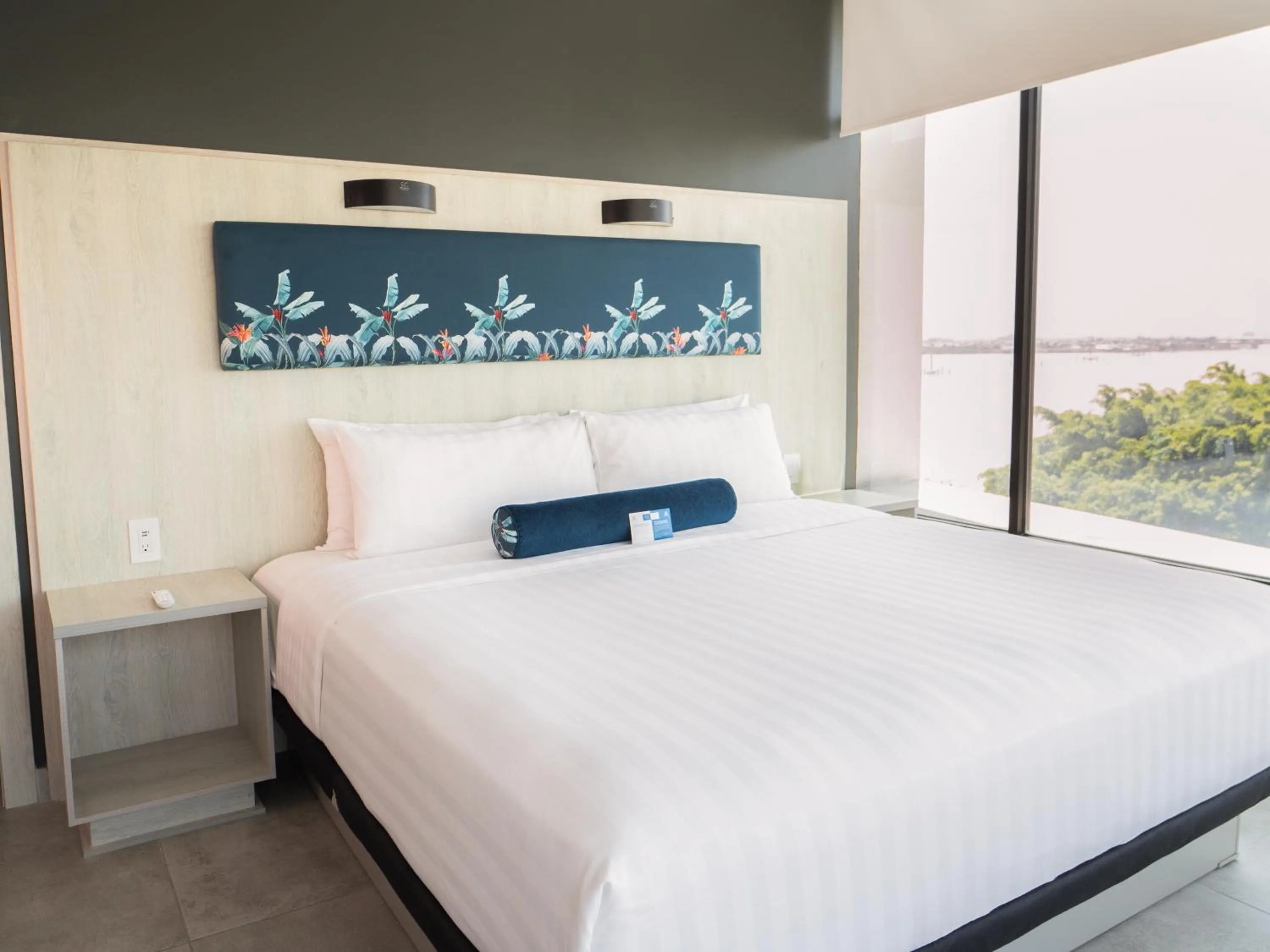 Photo of the whole room, Bed in DoubleTree by Hilton Guayaquil