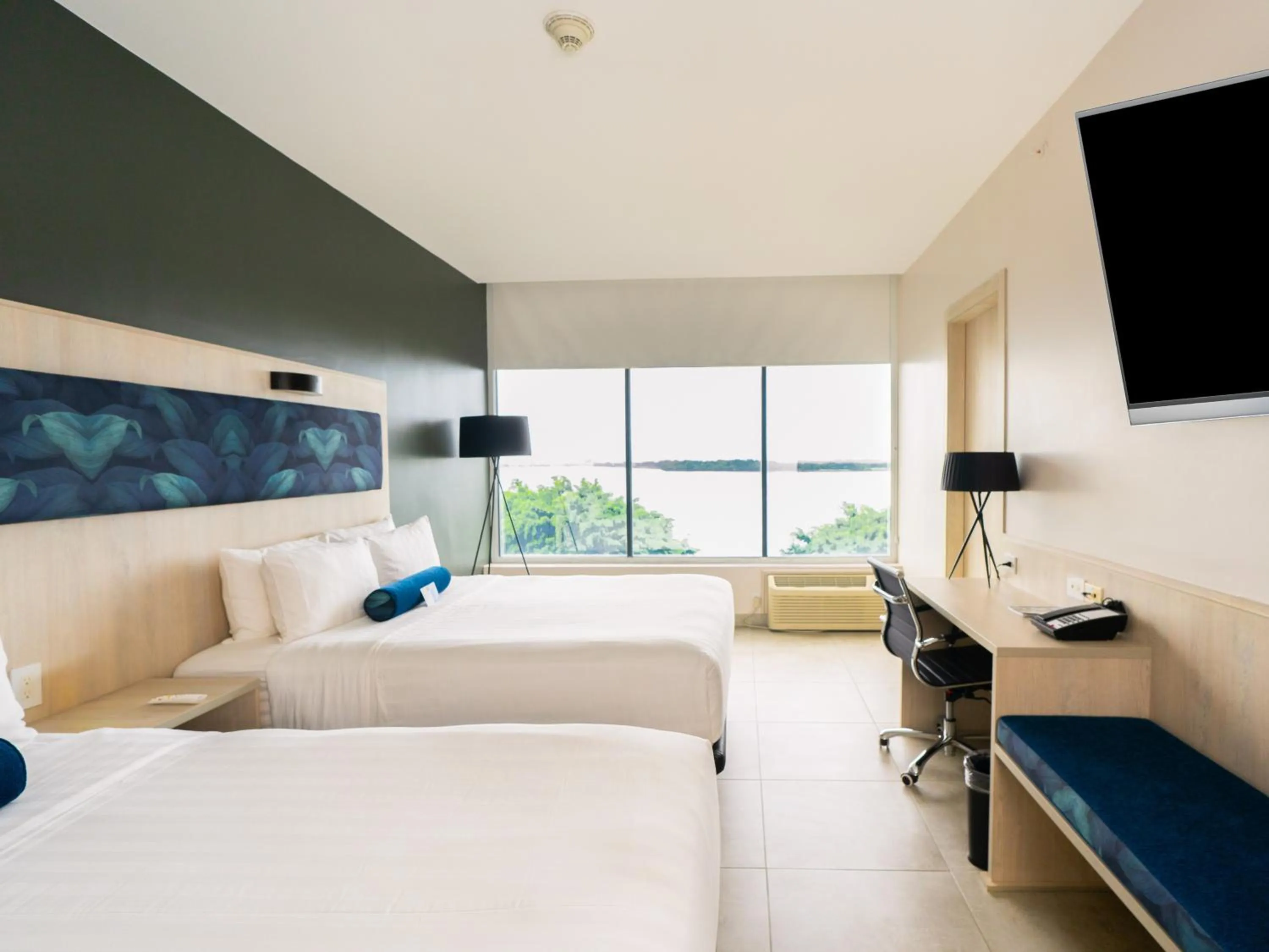 Photo of the whole room, Bed in DoubleTree by Hilton Guayaquil