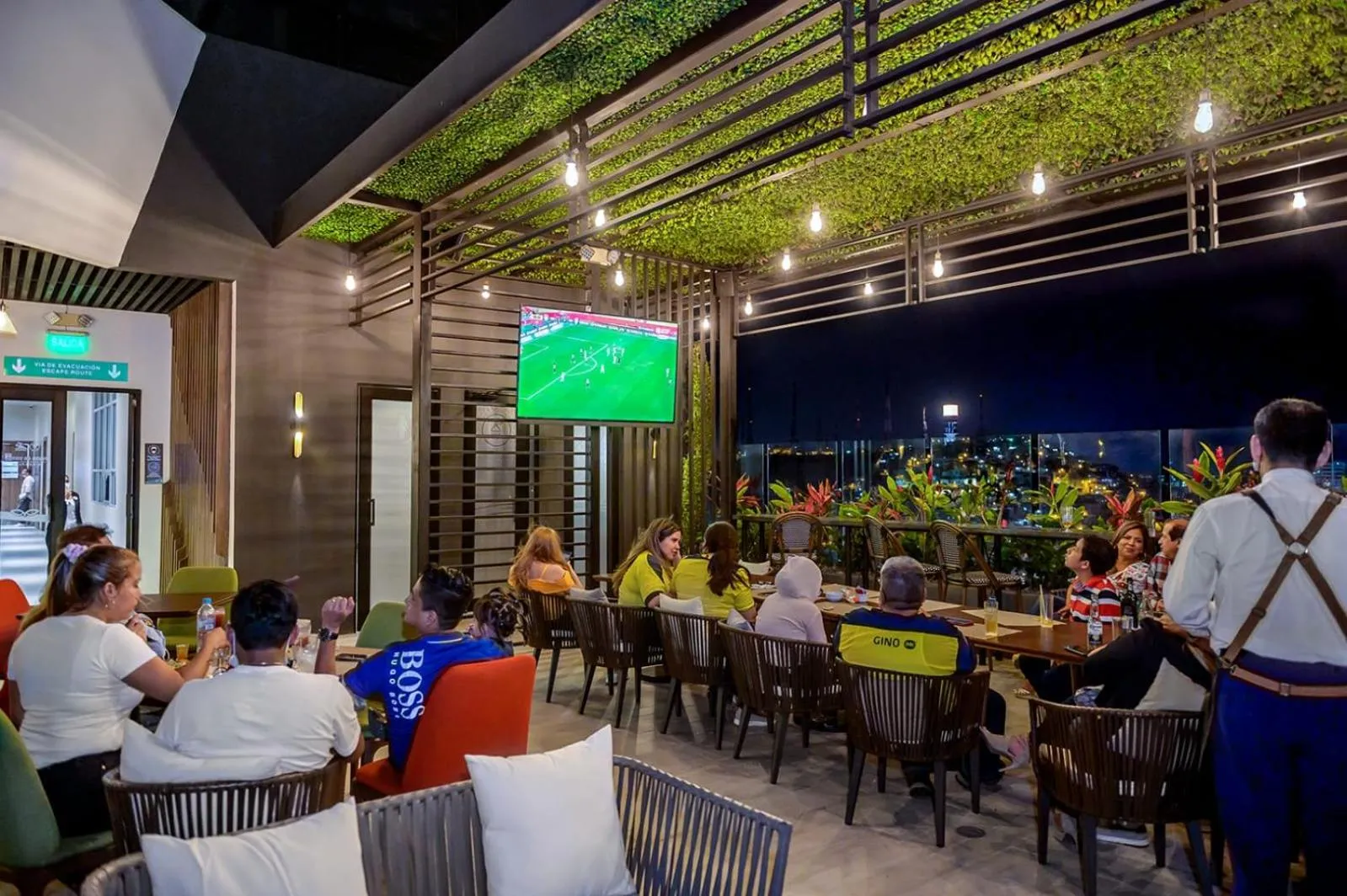 Lounge or bar in River Garden Hotel + Suites