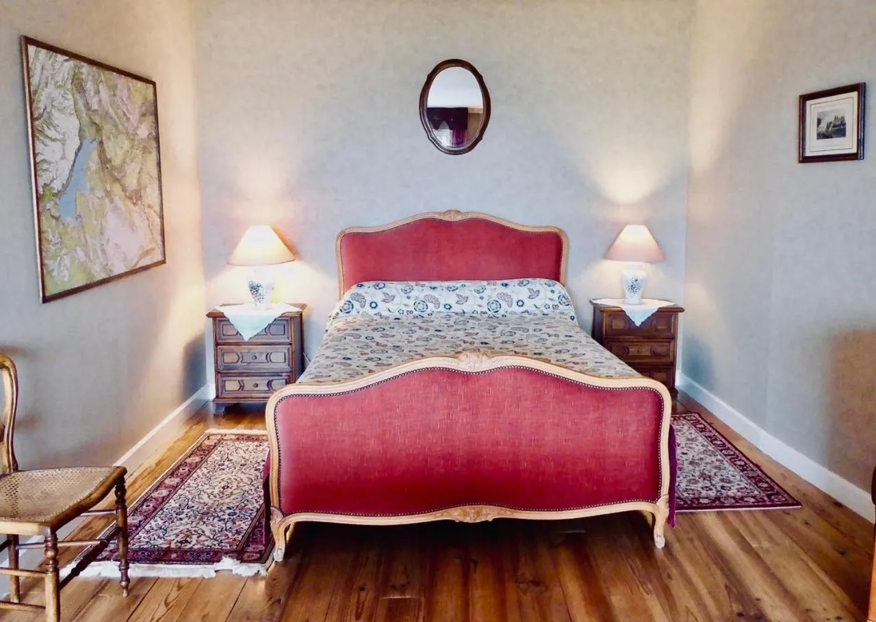 Bedroom, Bed in Six chandelles m'étaient comptées