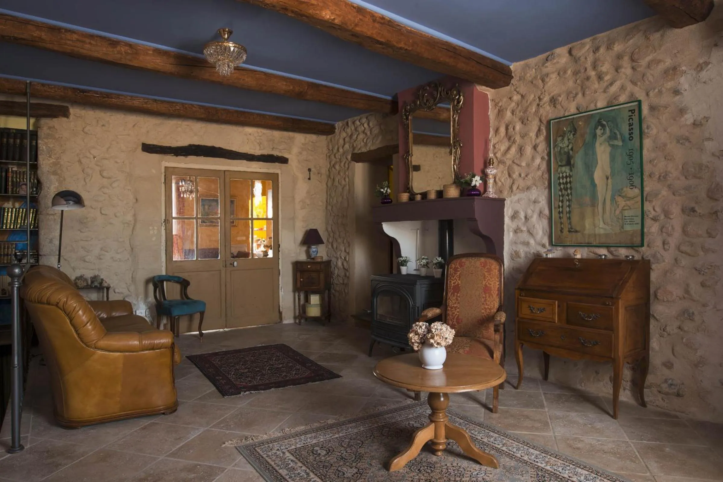 Lobby or reception in Six chandelles m'étaient comptées