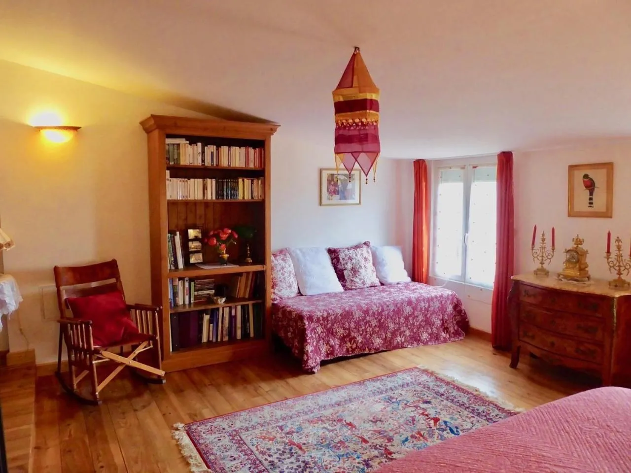 Bedroom, Bed in Six chandelles m'étaient comptées