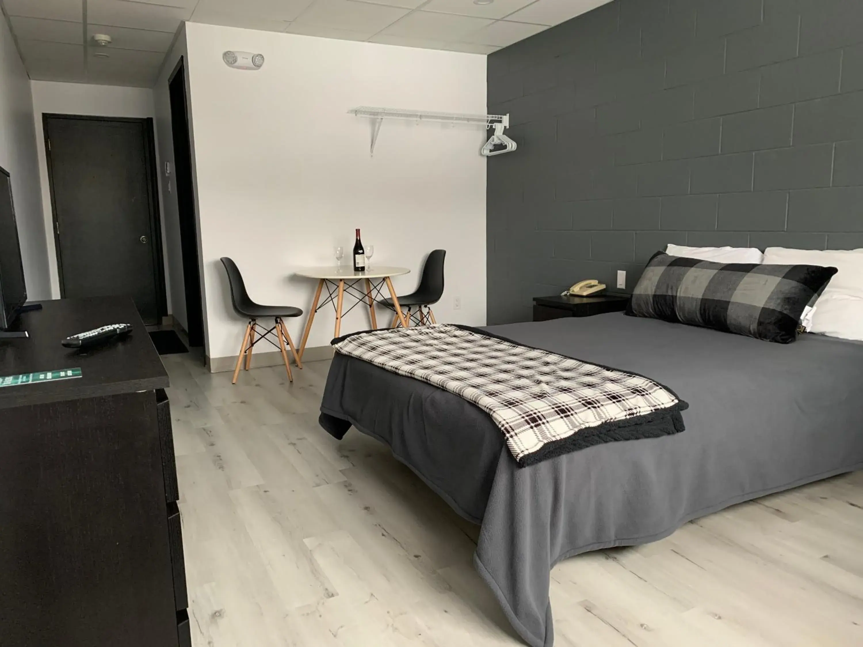 Queen Room in Hôtel St-Alexis Queen Room in Hôtel St-Alexis