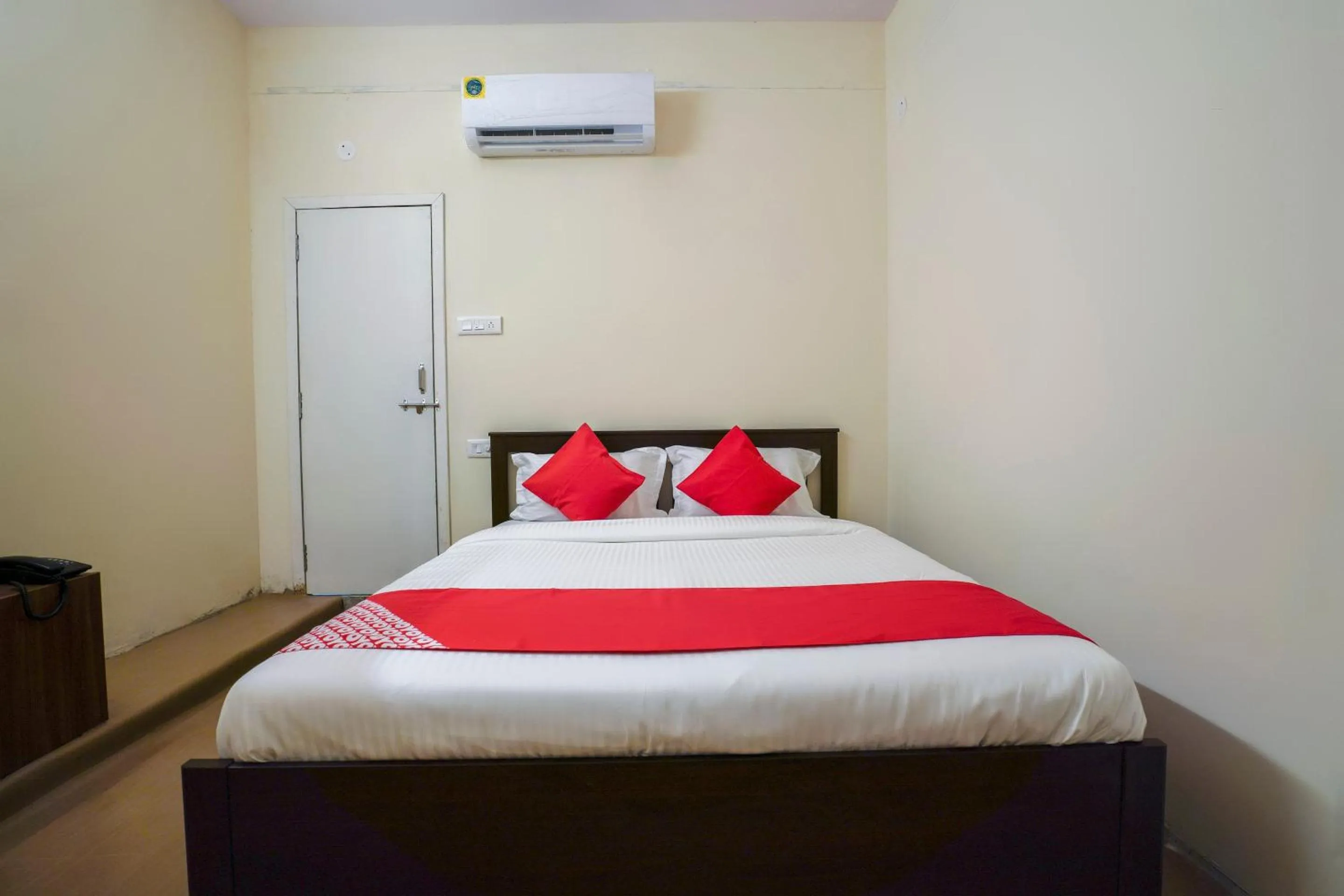 Bedroom, Bed in Hotel O Alpine glow Zenith