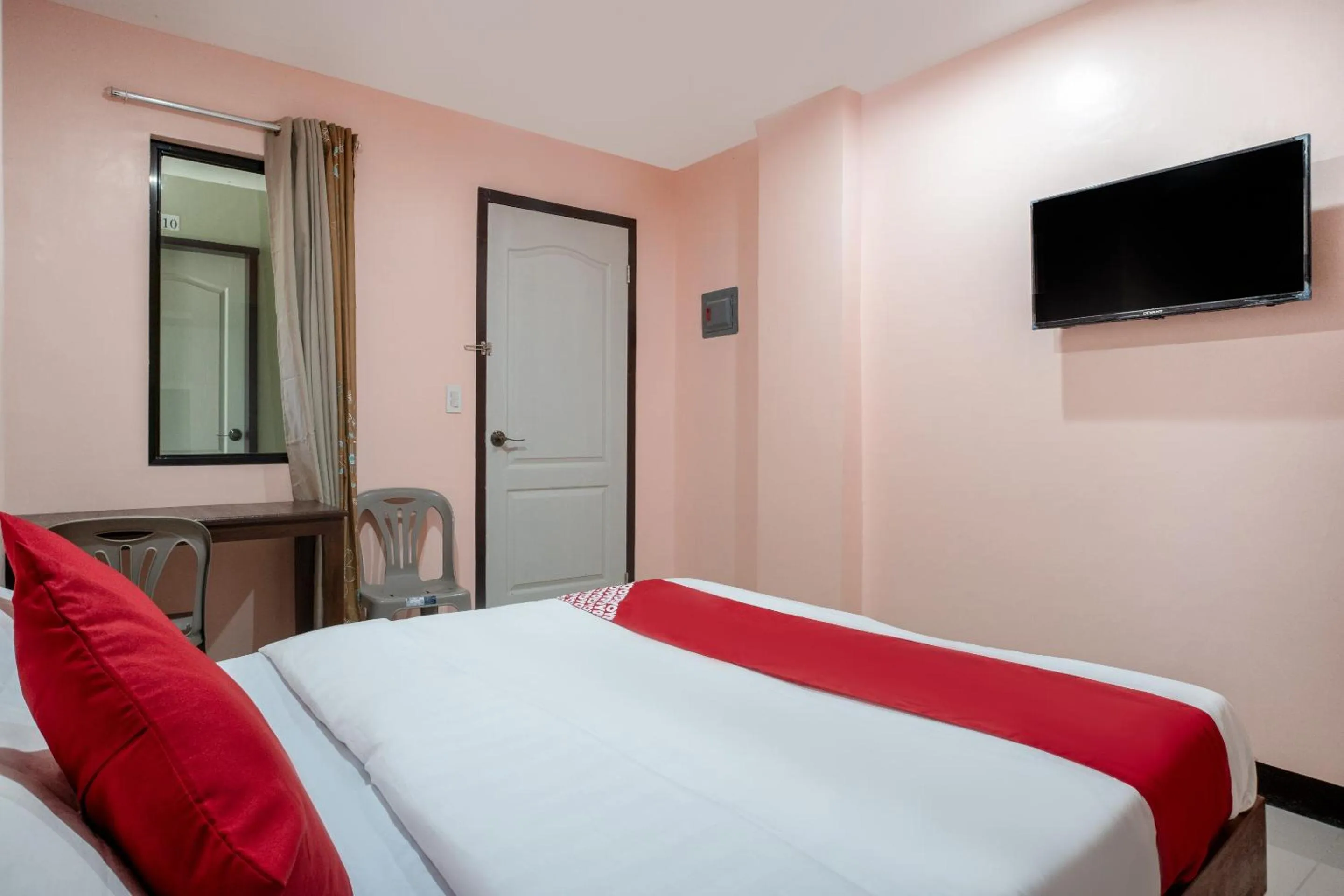 Bedroom in Super OYO 604 Chateau Cinco Dormitel