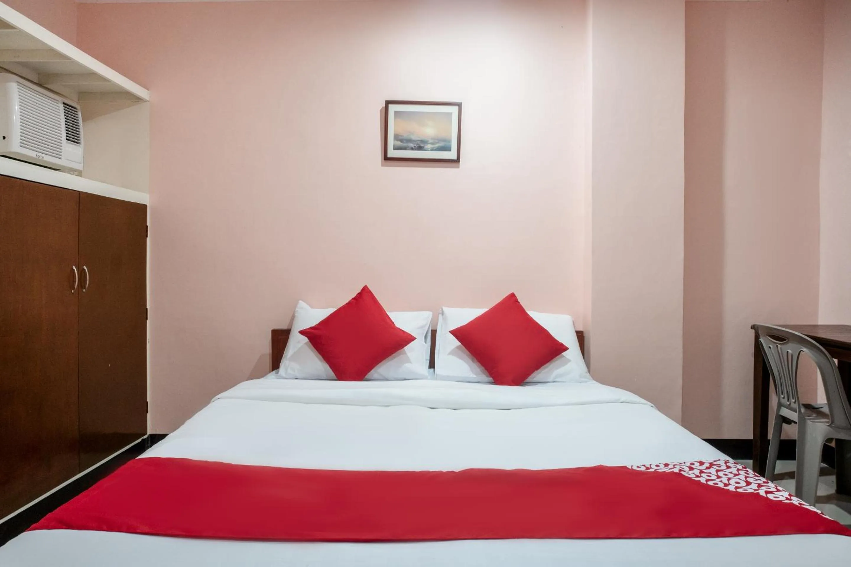 Bedroom in Super OYO 604 Chateau Cinco Dormitel